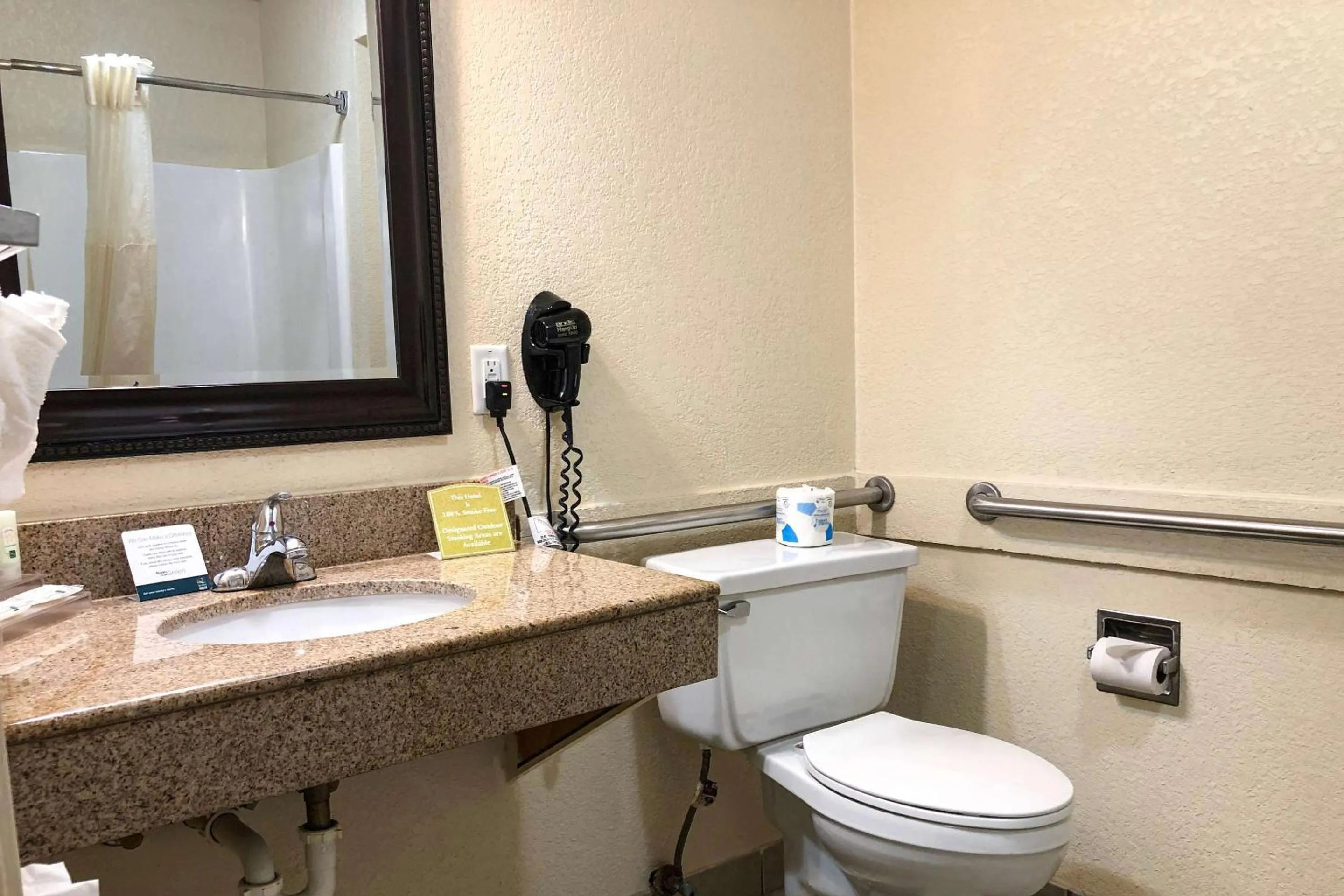 Bedroom in Quality Inn I-70 at Wanamaker