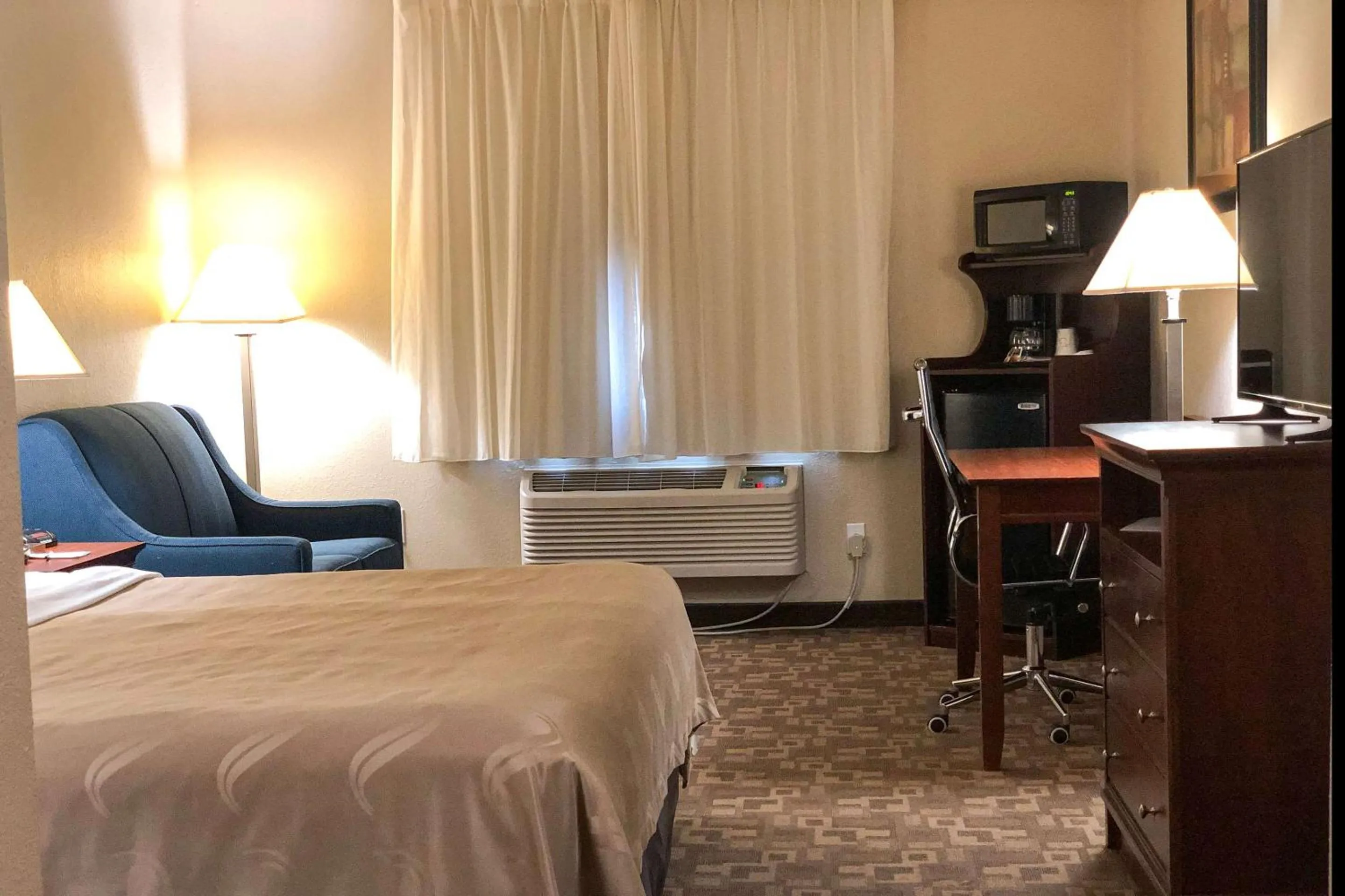 Bedroom, Bed in Quality Inn I-70 at Wanamaker