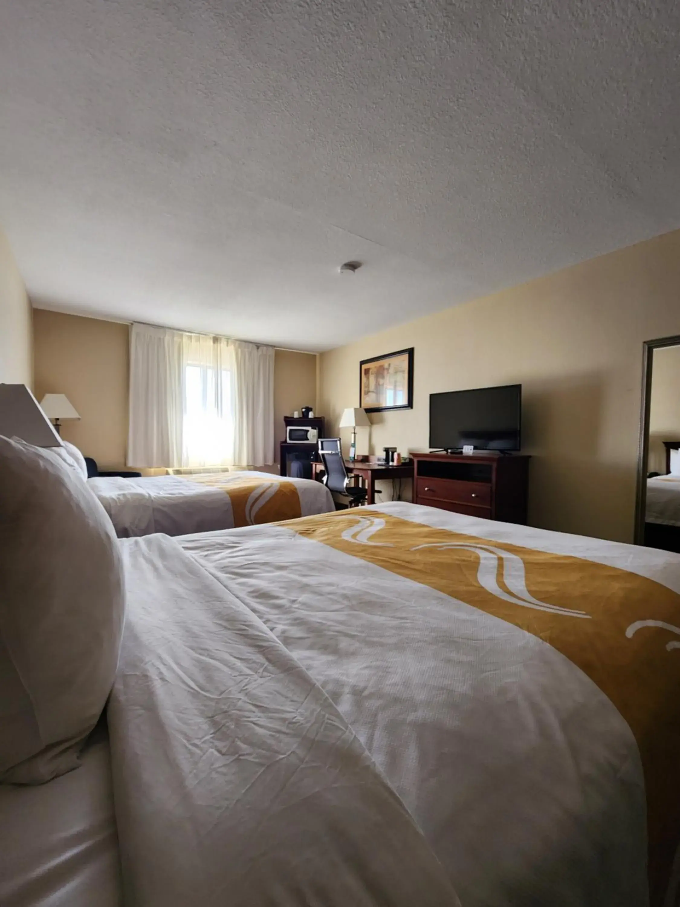 Bedroom, Bed in Quality Inn I-70 at Wanamaker Bedroom, Bed in Quality Inn I-70 at Wanamaker