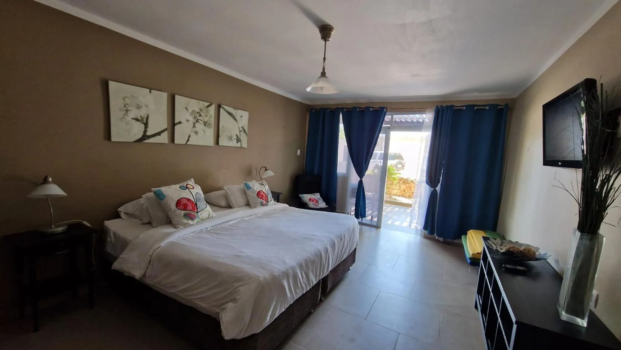 Communal lounge/ TV room, Bed in Eden Beach Resort - Bonaire