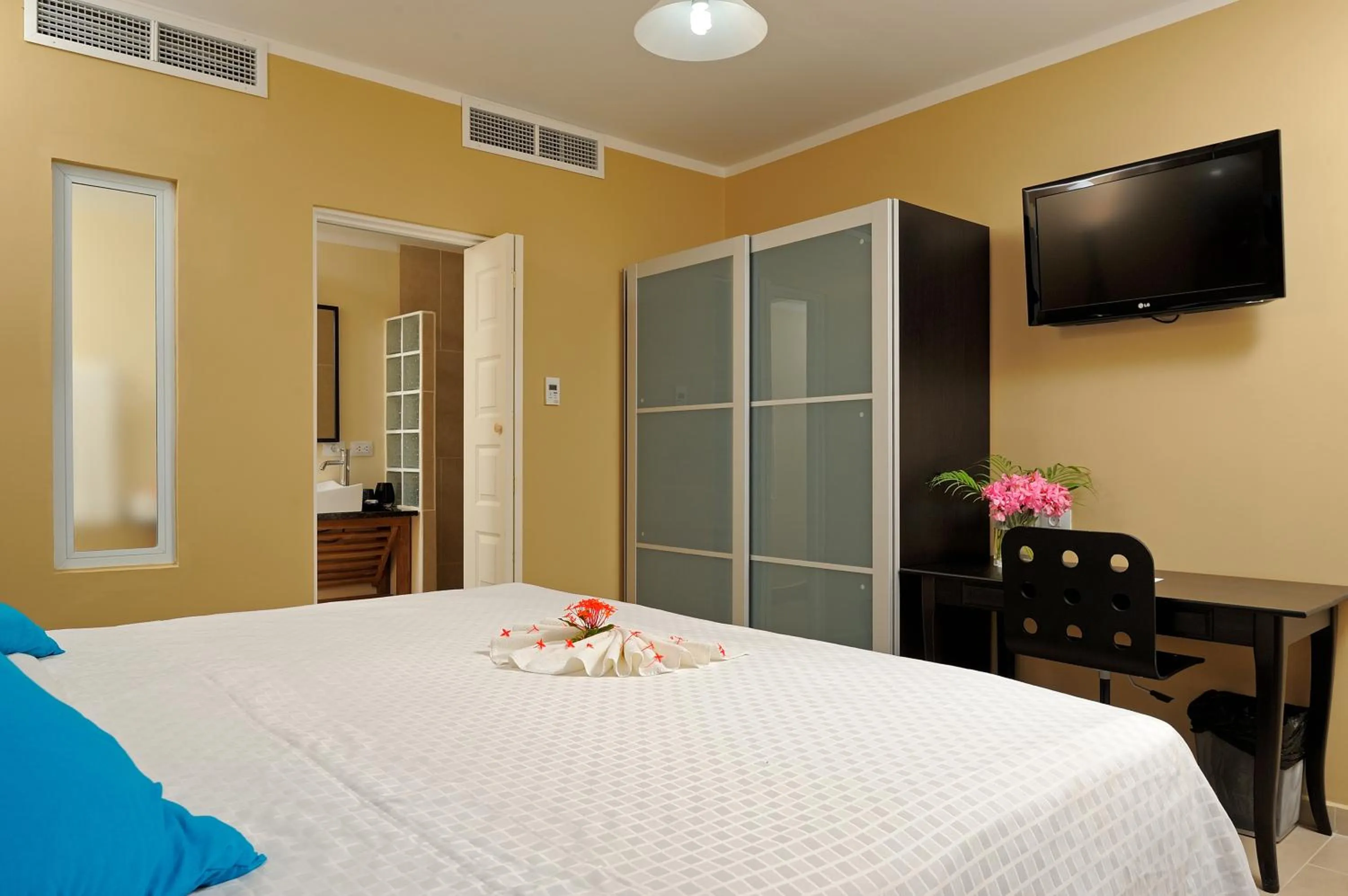 Bedroom, Bed in Eden Beach Resort - Bonaire