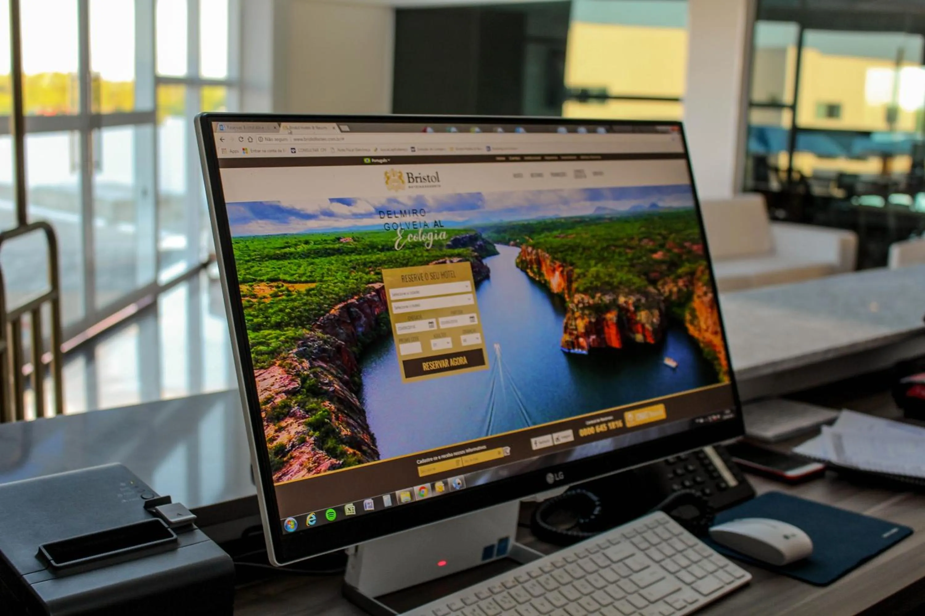 Lobby or reception in Bristol Aline Alagoas