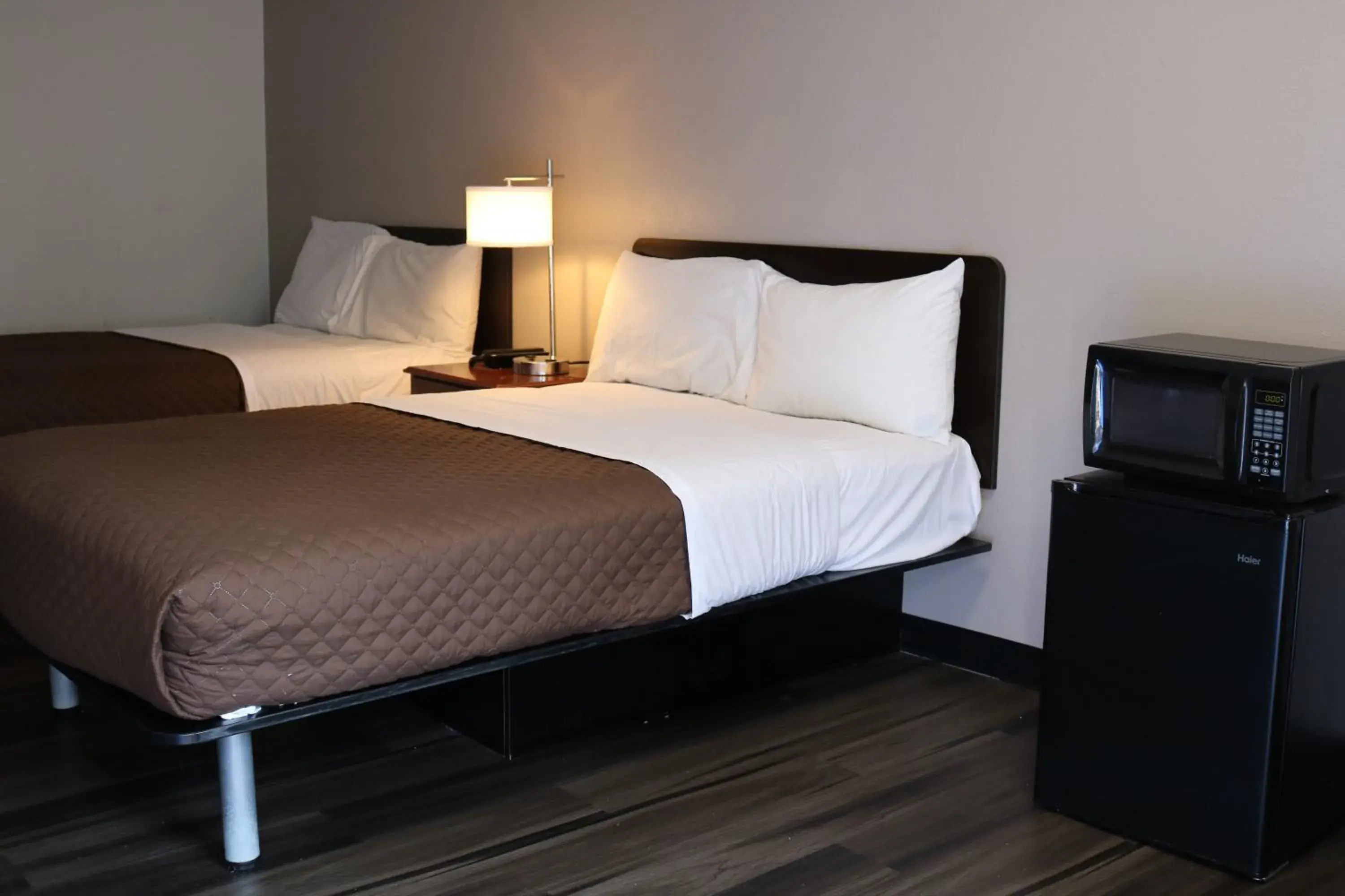 Quadruple Room - Non-Smoking in Rodeway Inn Quadruple Room - Non-Smoking in Rodeway Inn