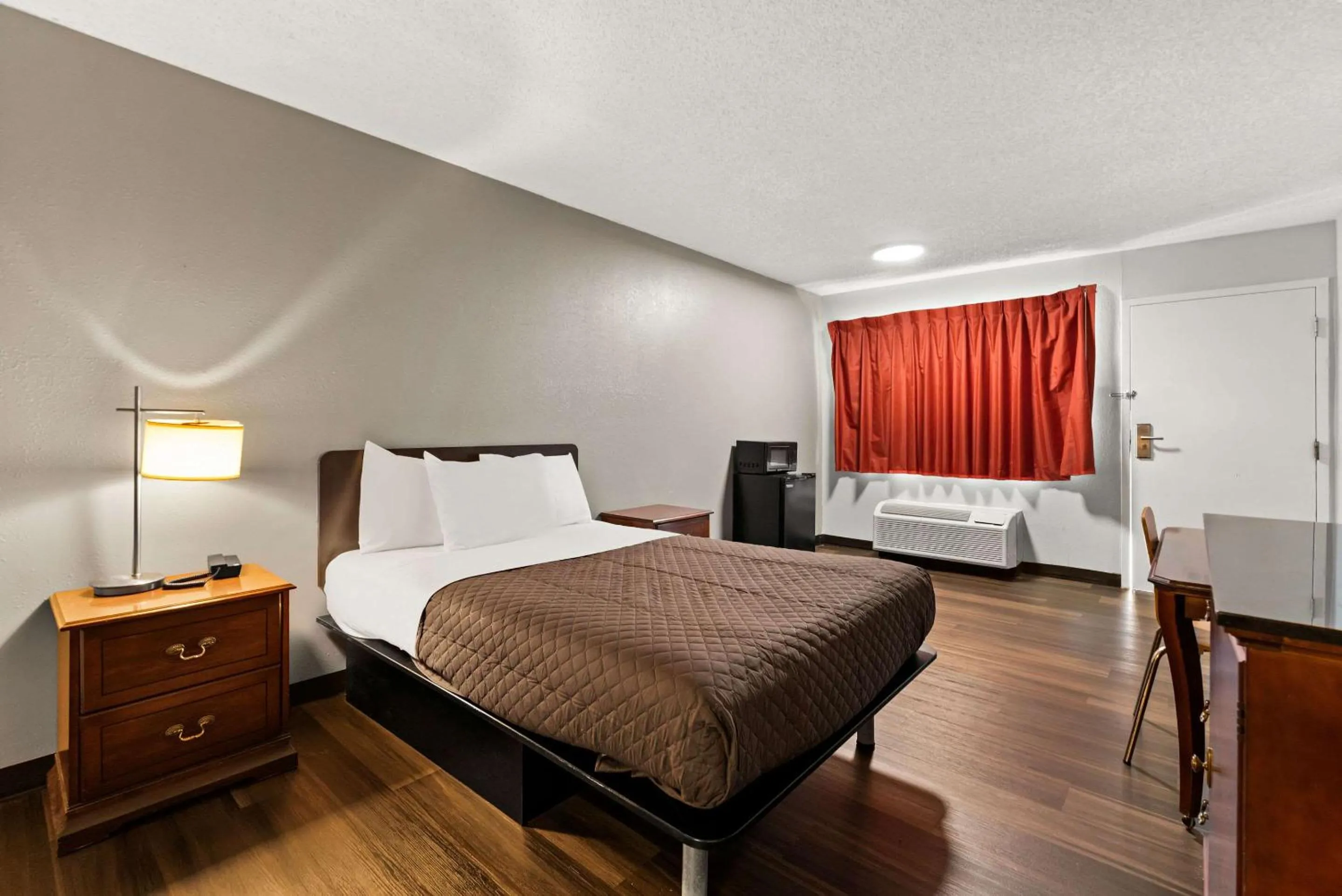 Bedroom, Bed in Rodeway Inn