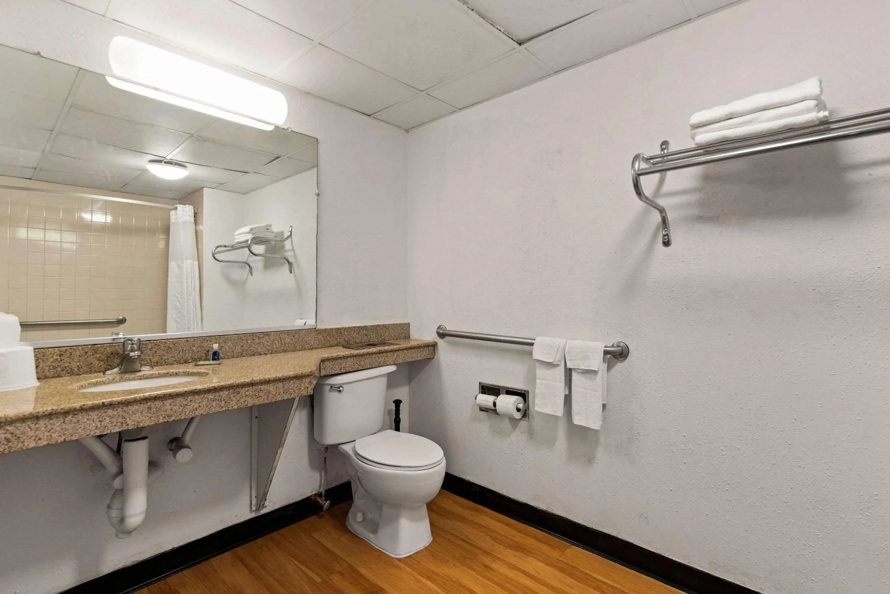 Bedroom in Rodeway Inn