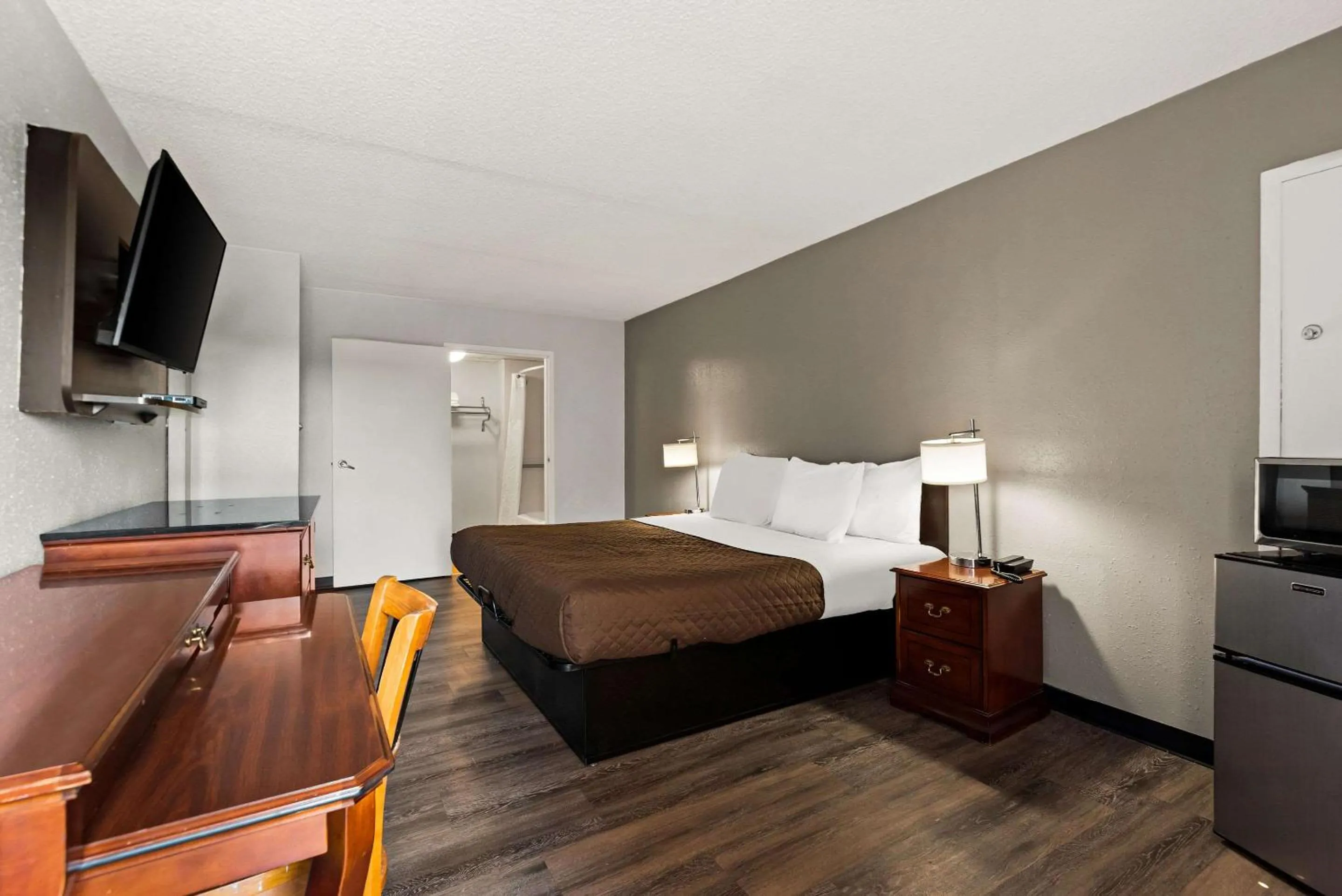 Bedroom, Bed in Rodeway Inn