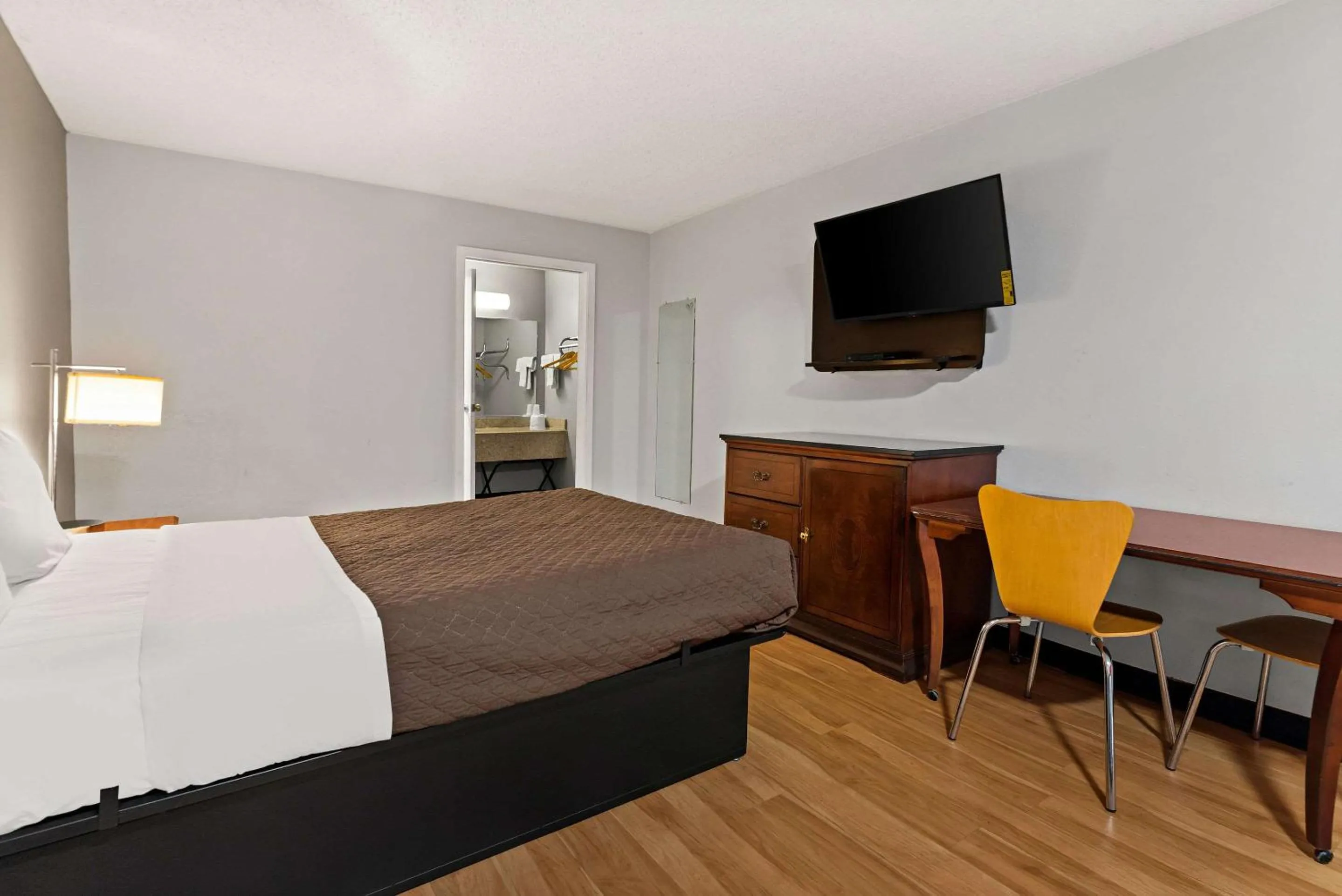 Bedroom, Bed in Rodeway Inn