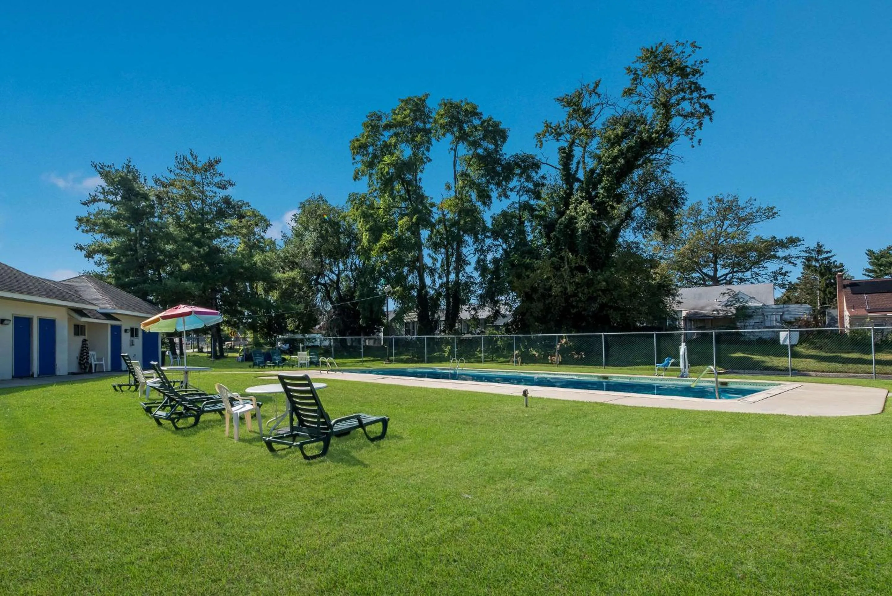 Swimming pool in Rodeway Inn