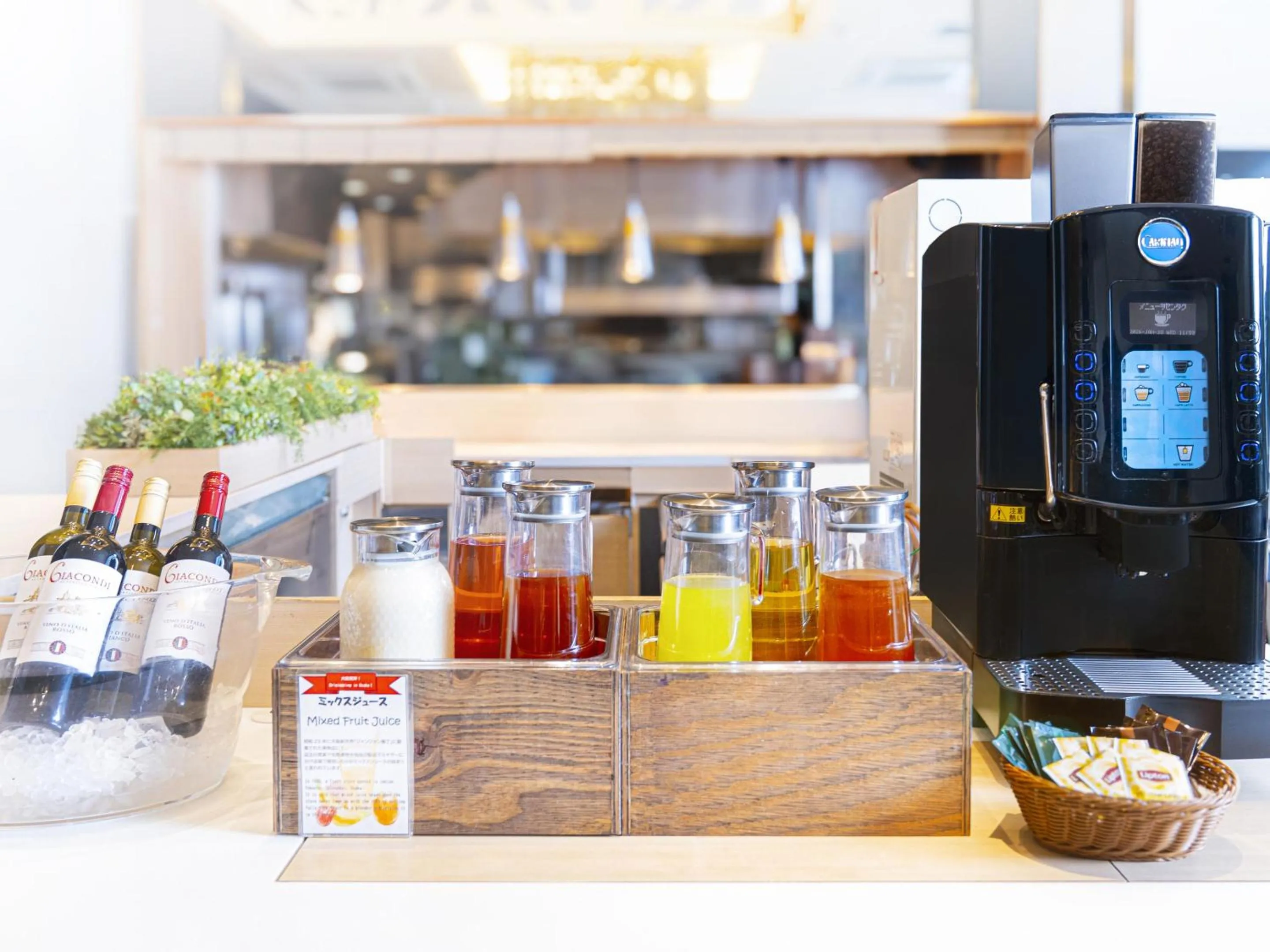 Communal lounge/ TV room in Osaka View Hotel Honmachi