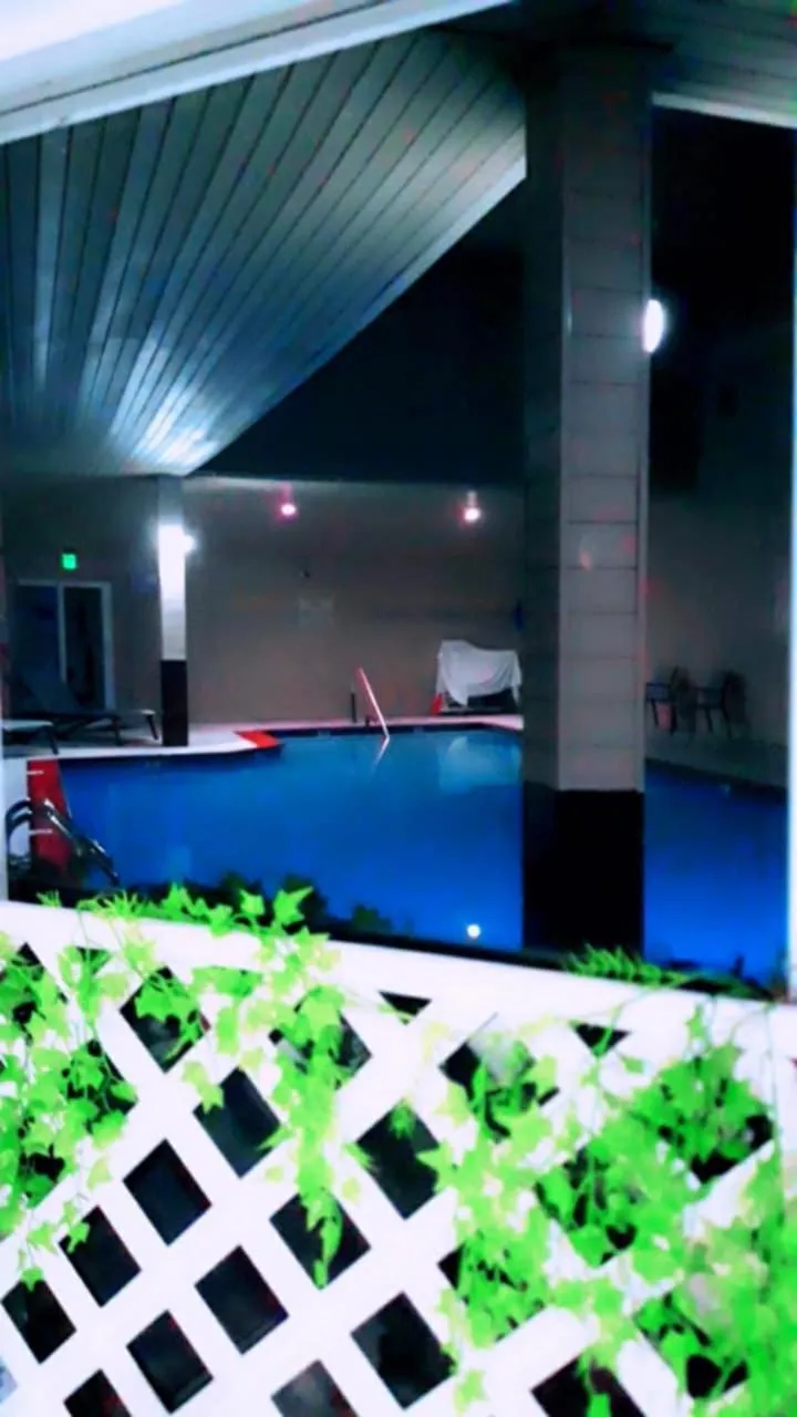 Swimming pool in Best Western West Greenwich Inn