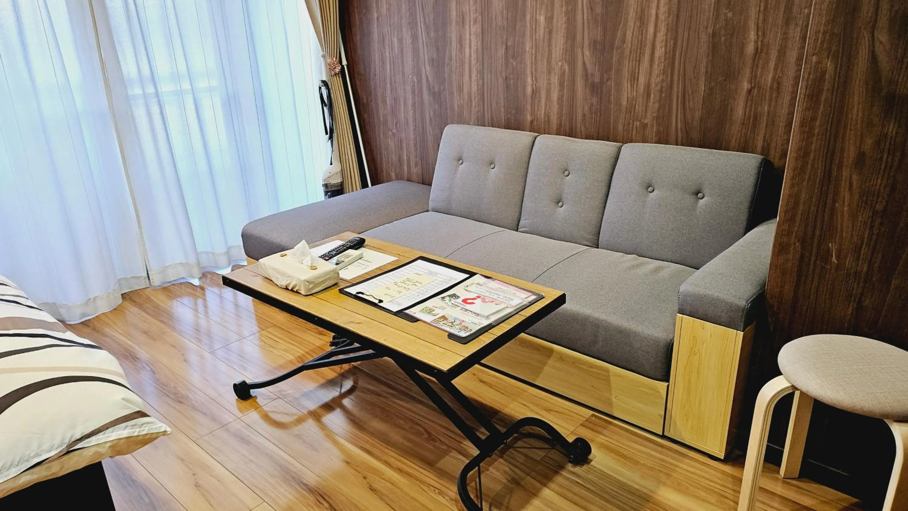 Photo of the whole room in Royce Enmachi