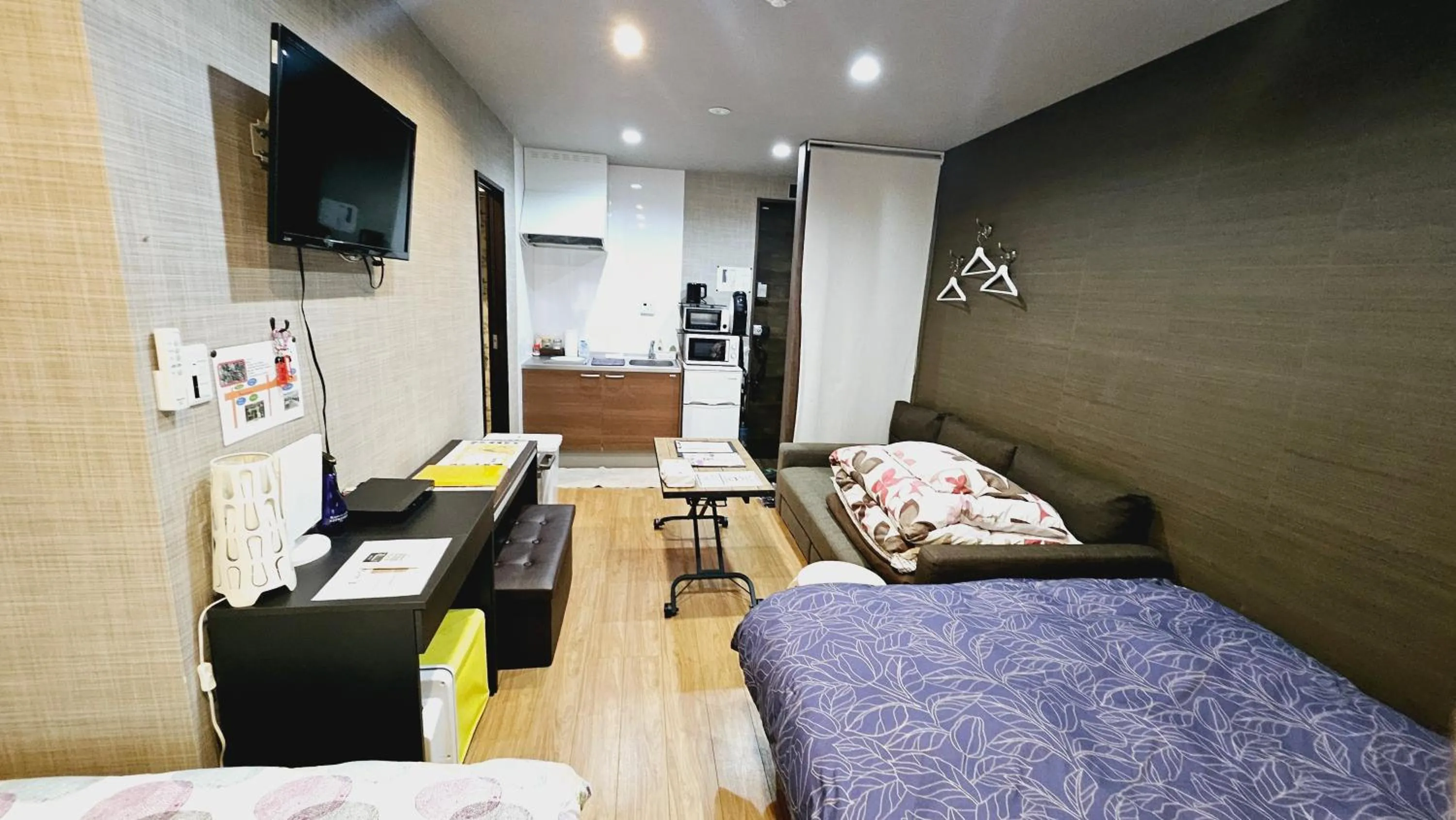 Photo of the whole room, Bed in Royce Enmachi