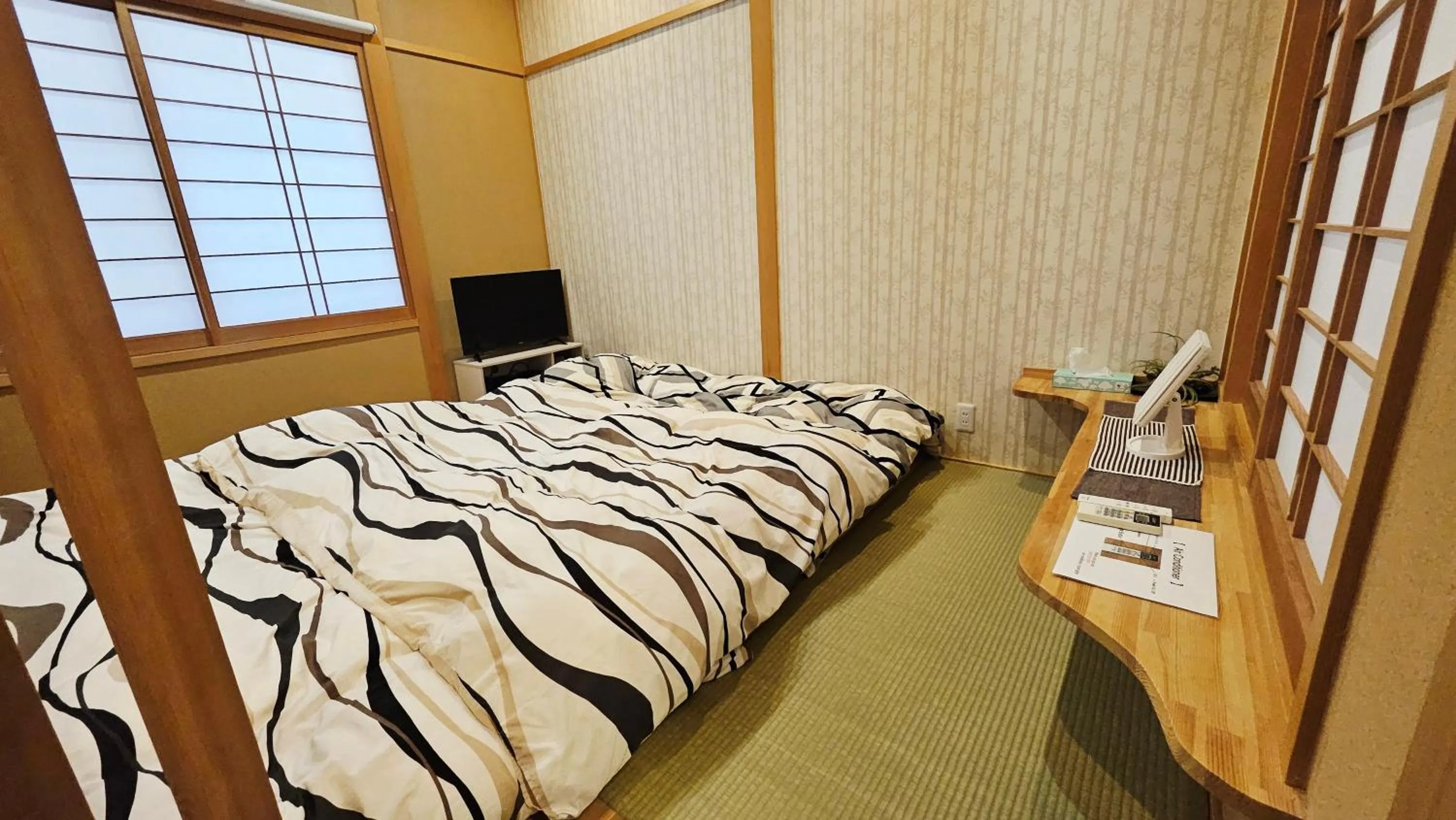 Photo of the whole room, Bed in Royce Enmachi