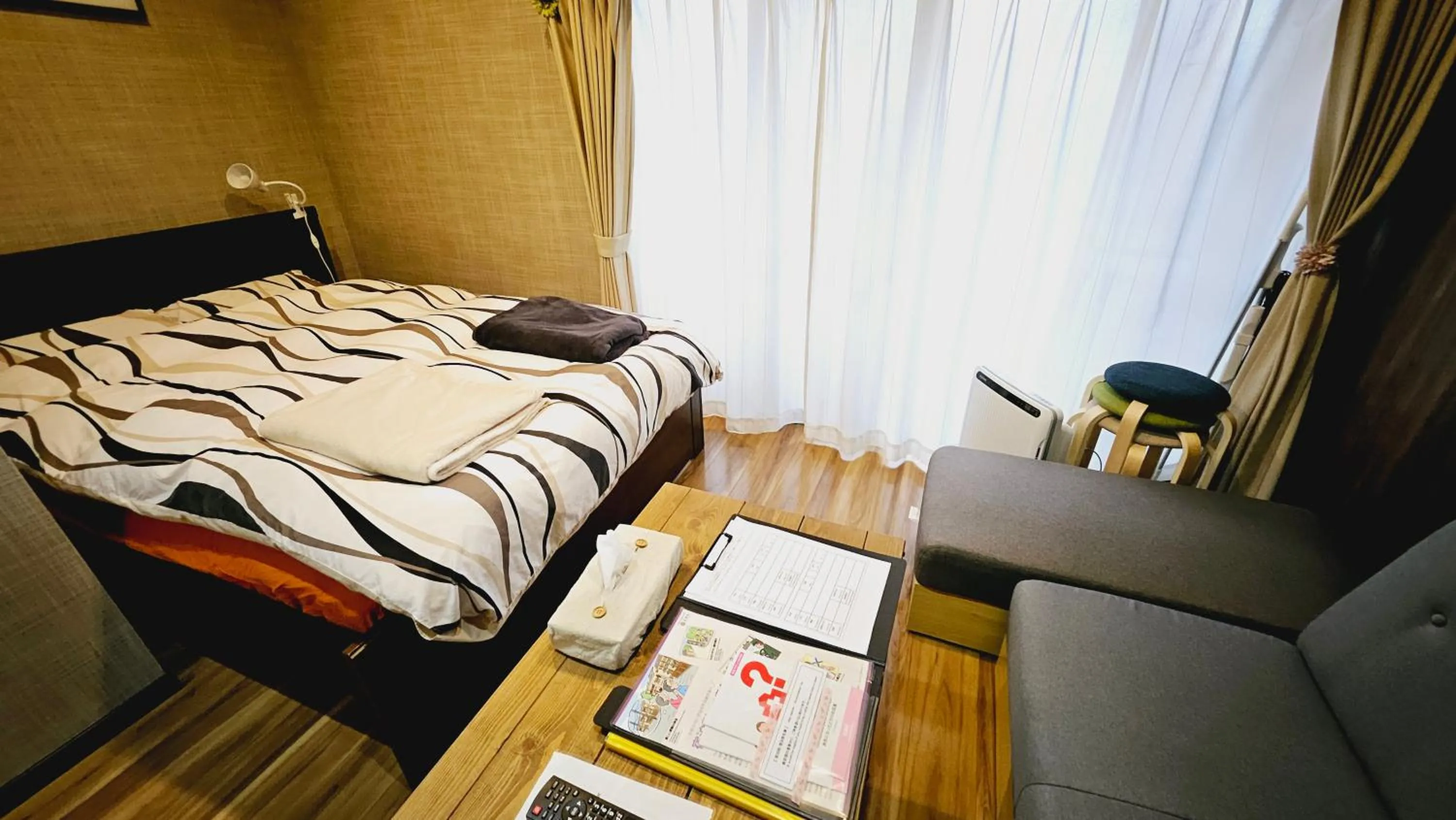 Photo of the whole room, Bed in Royce Enmachi