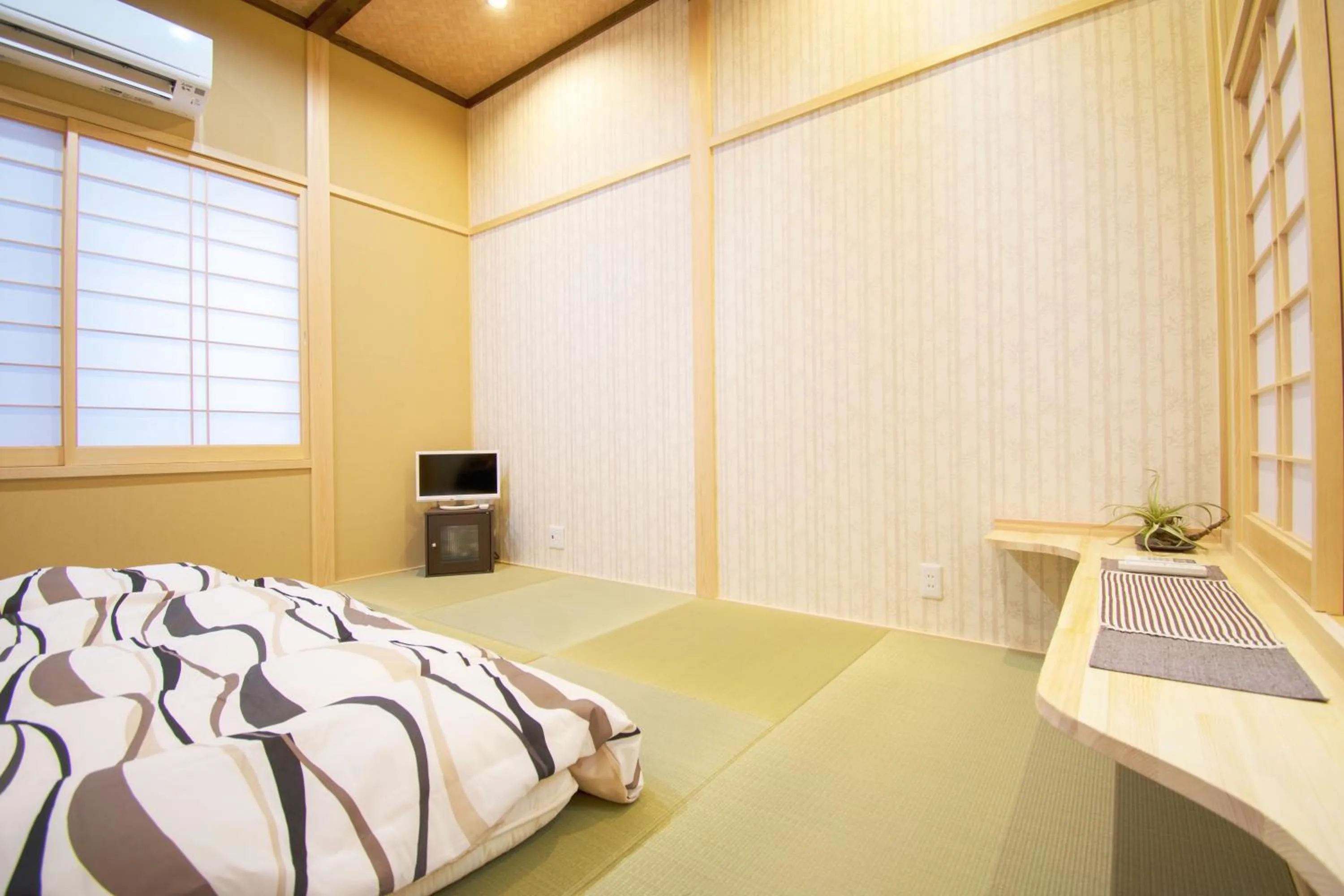 Photo of the whole room, Bed in Royce Enmachi