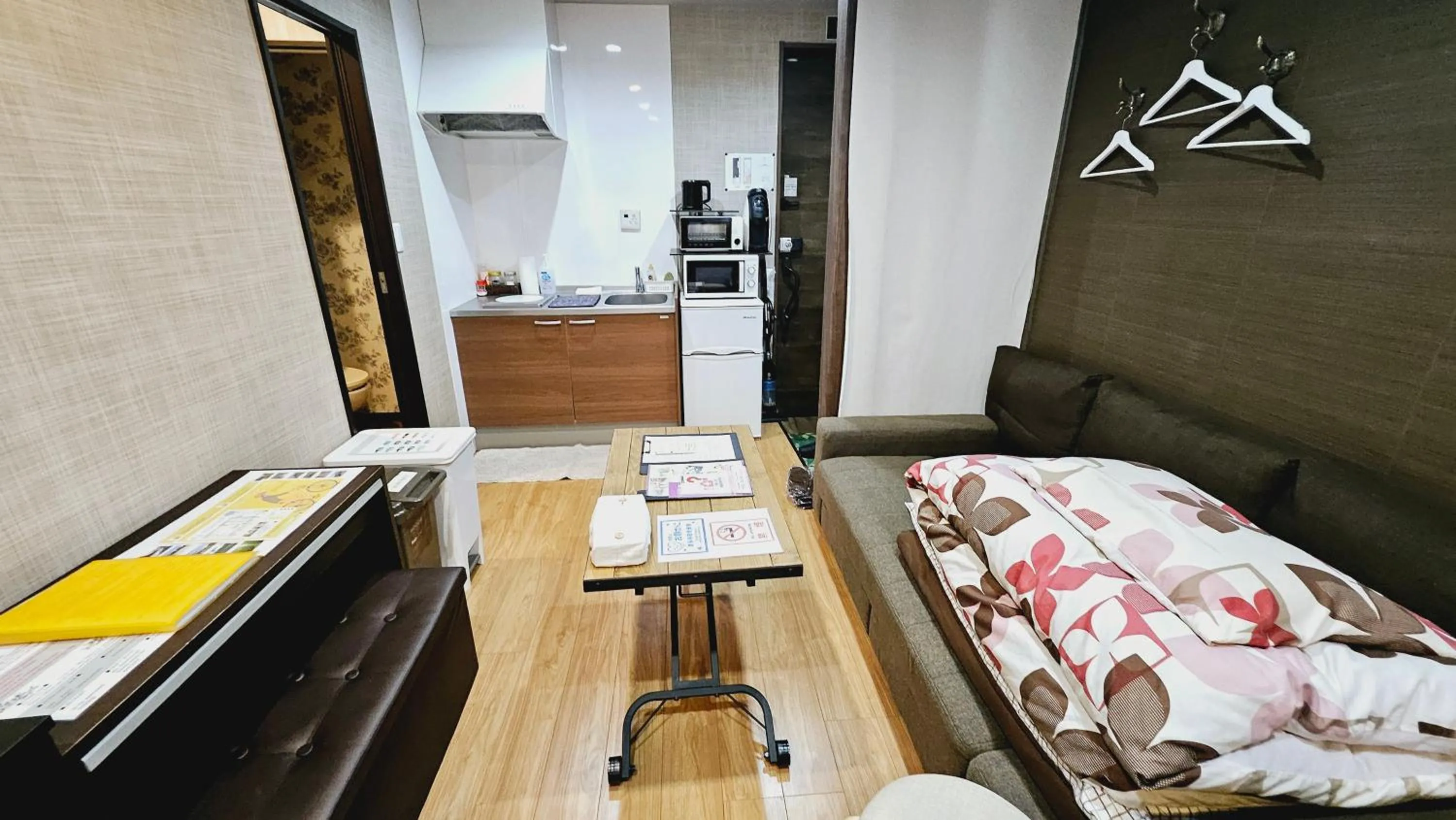 Photo of the whole room, Bed in Royce Enmachi