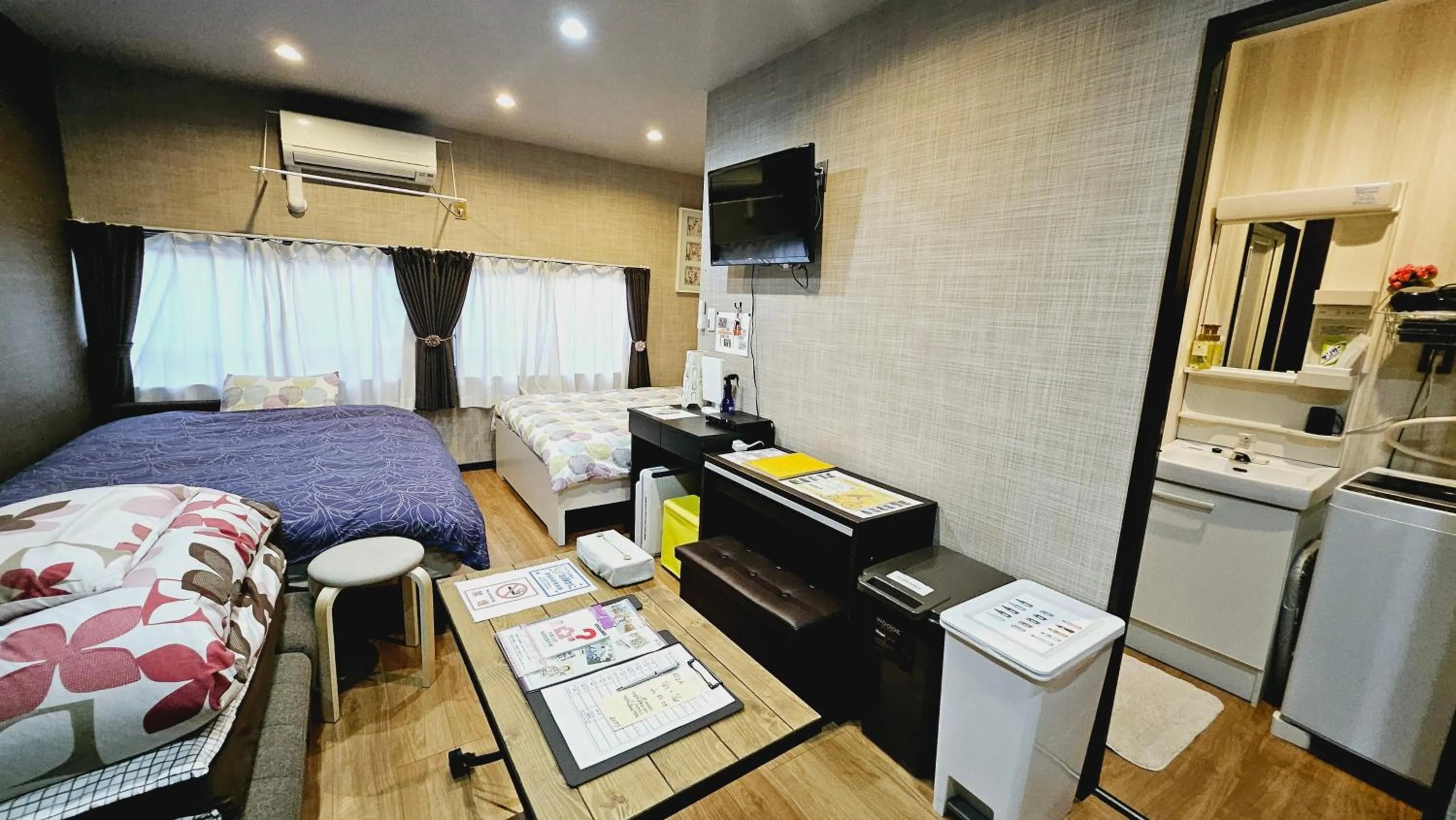 Photo of the whole room, Bed in Royce Enmachi