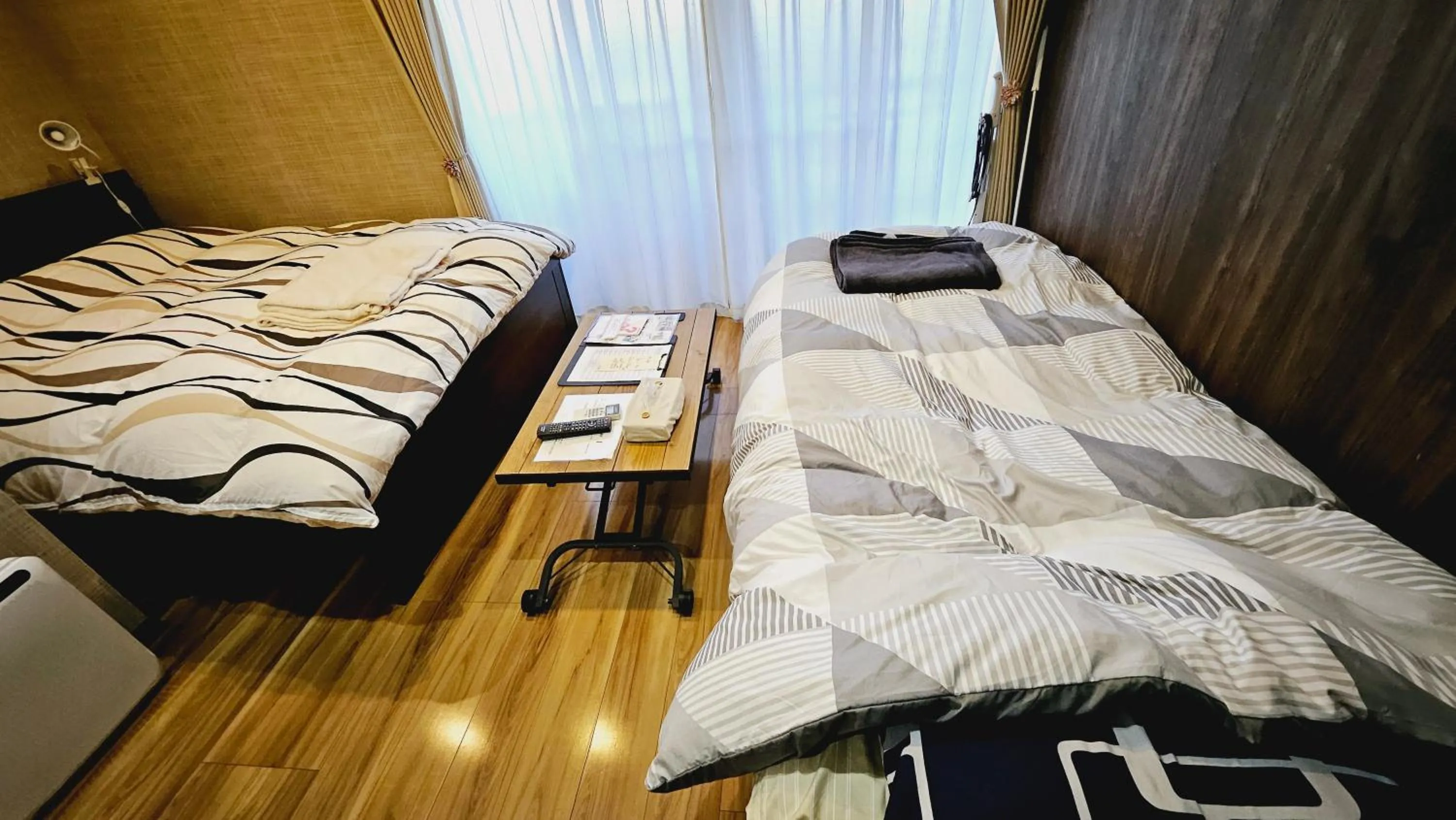 Photo of the whole room, Bed in Royce Enmachi