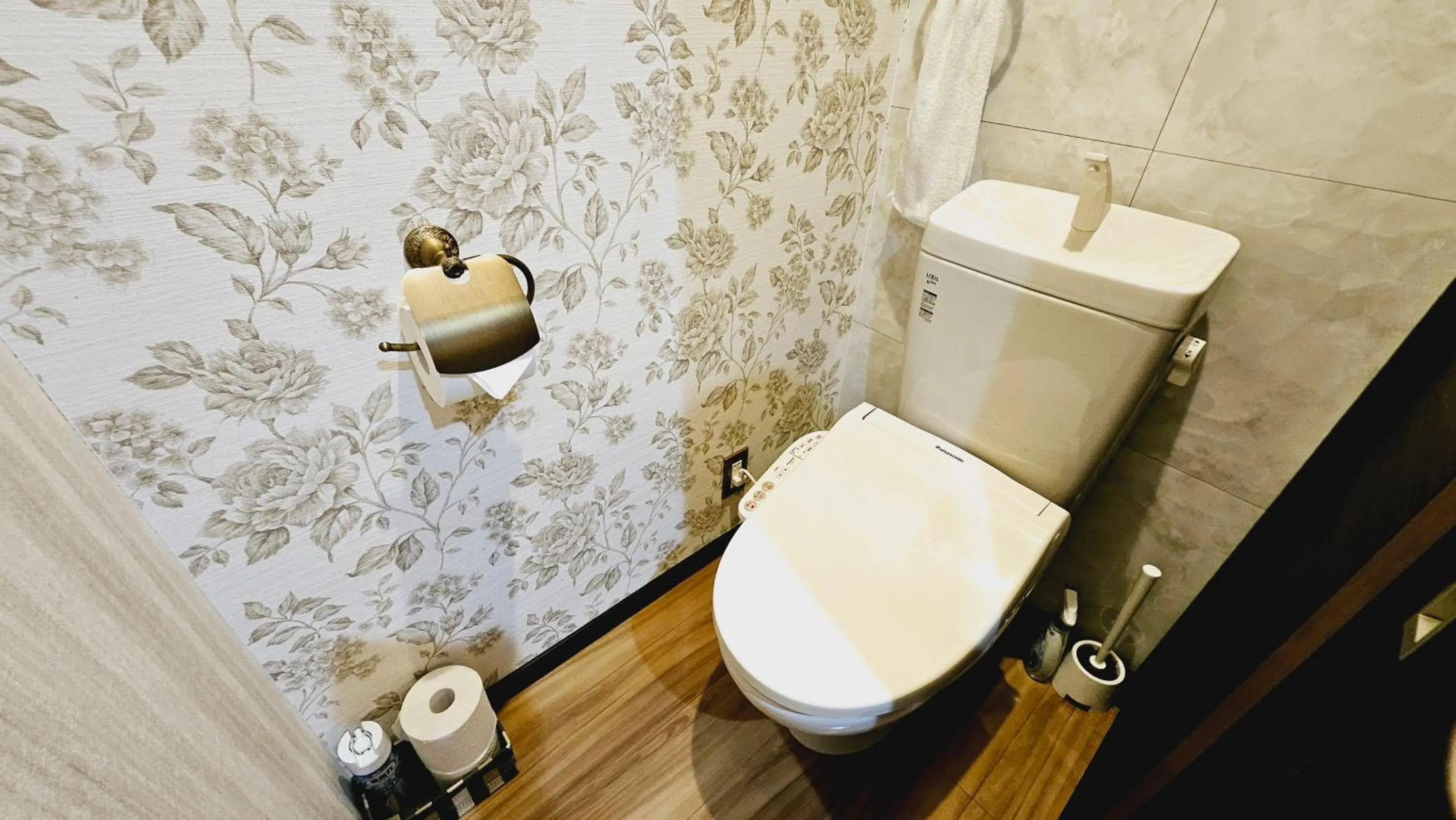 Toilet in Royce Enmachi