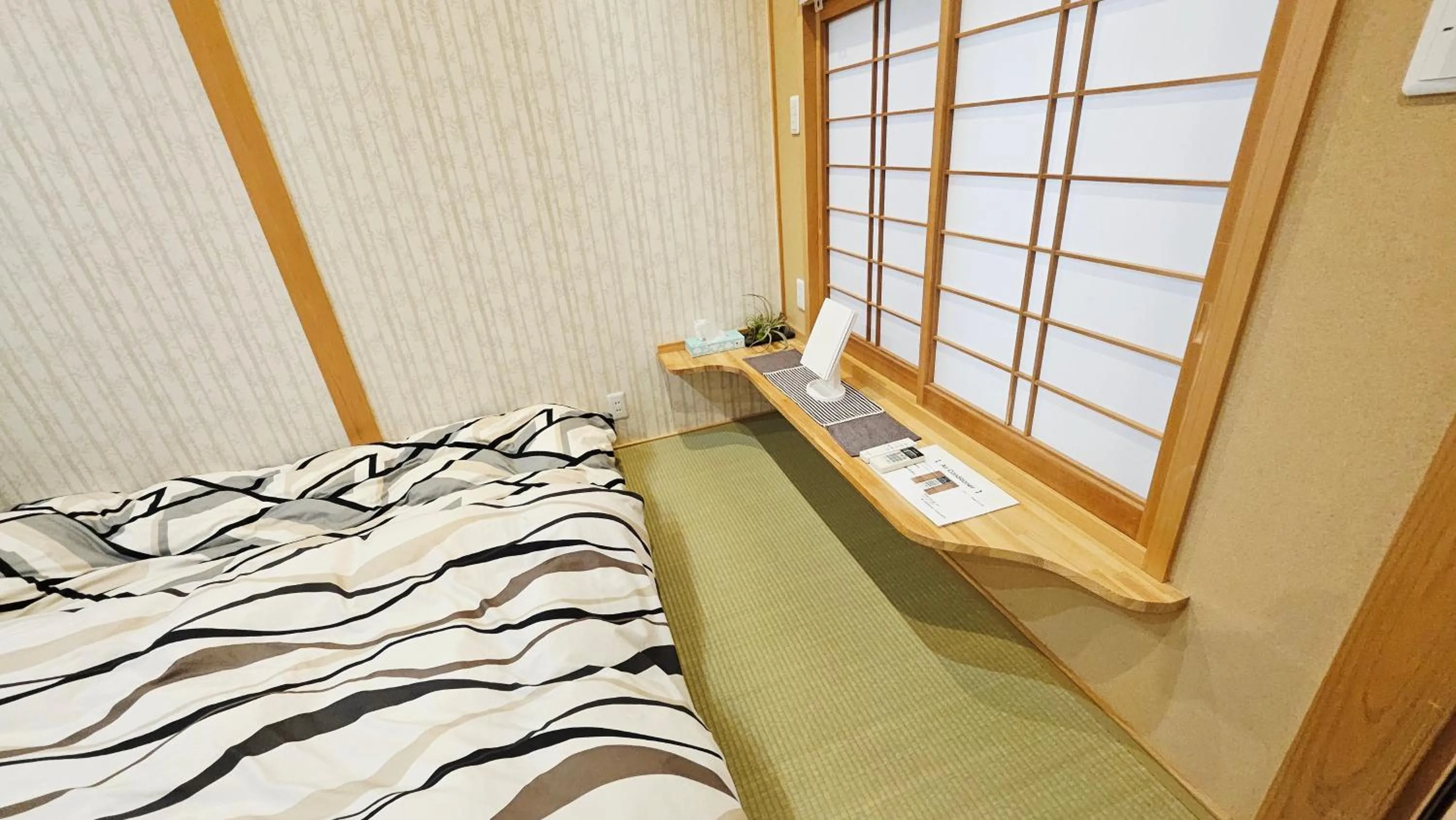 Photo of the whole room, Bed in Royce Enmachi