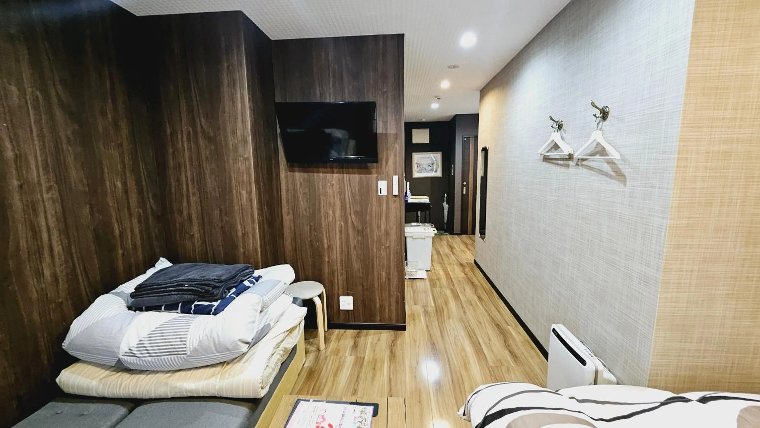 Photo of the whole room, Bed in Royce Enmachi