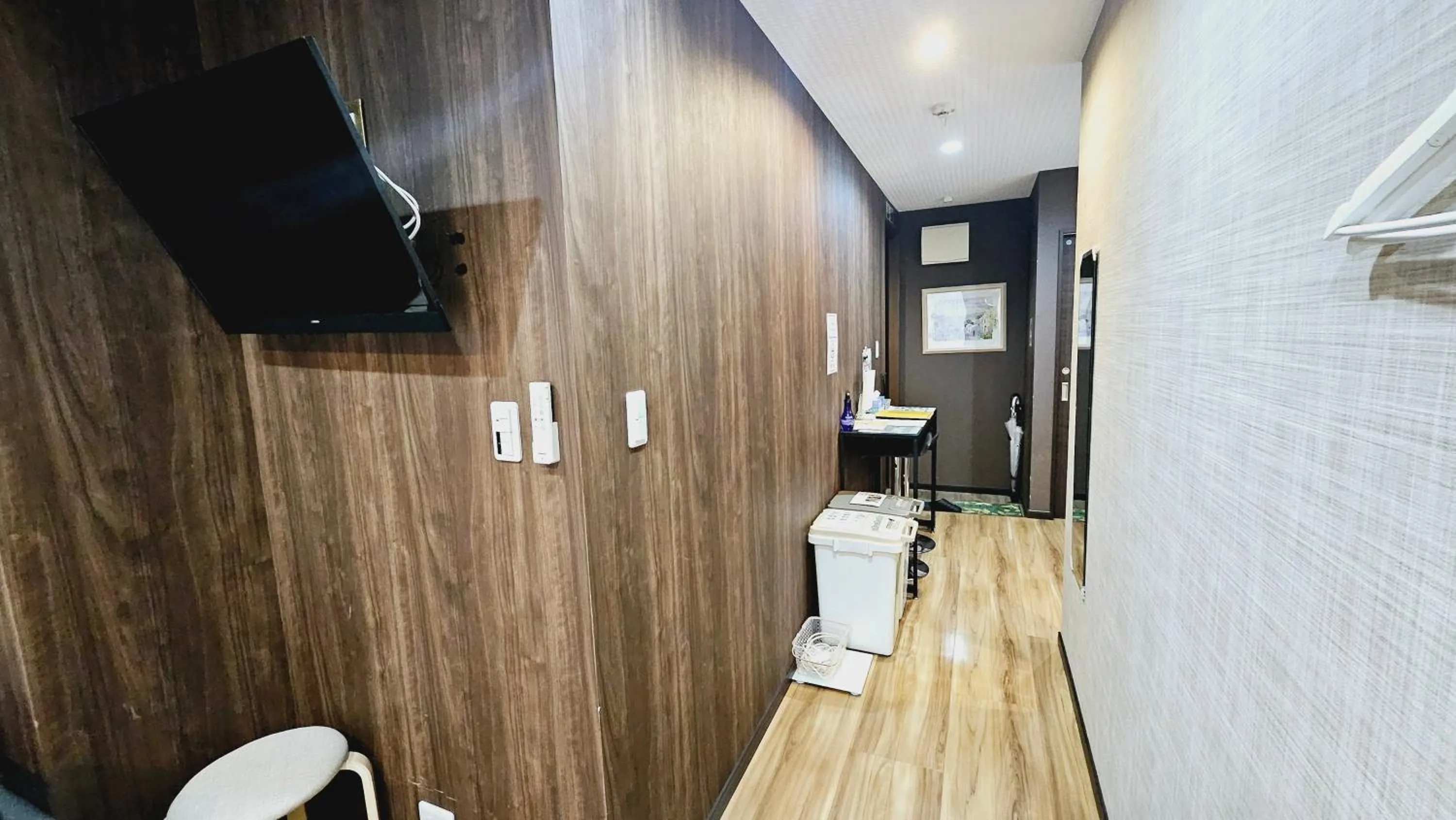 Photo of the whole room in Royce Enmachi