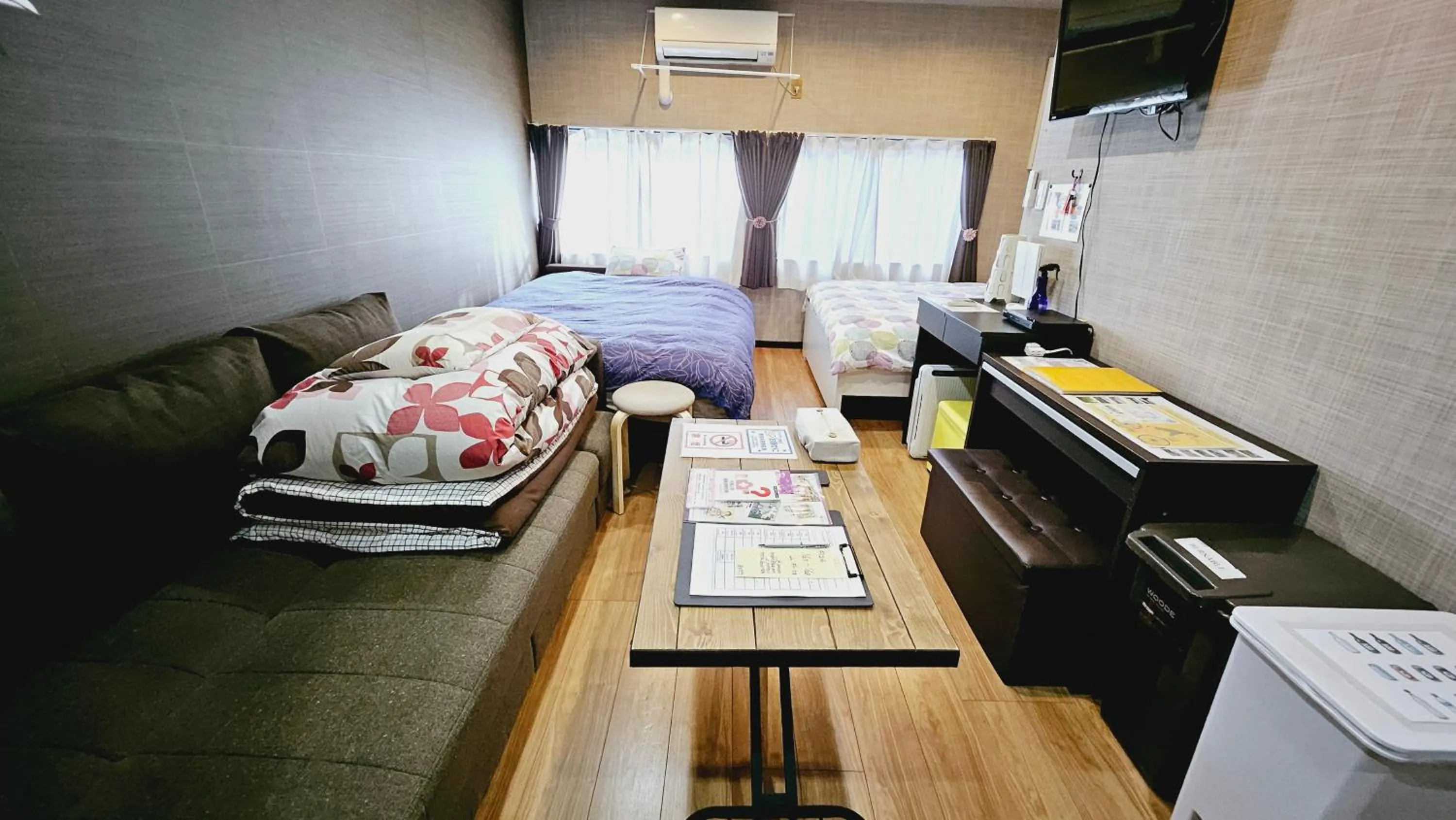 Photo of the whole room, Bed in Royce Enmachi