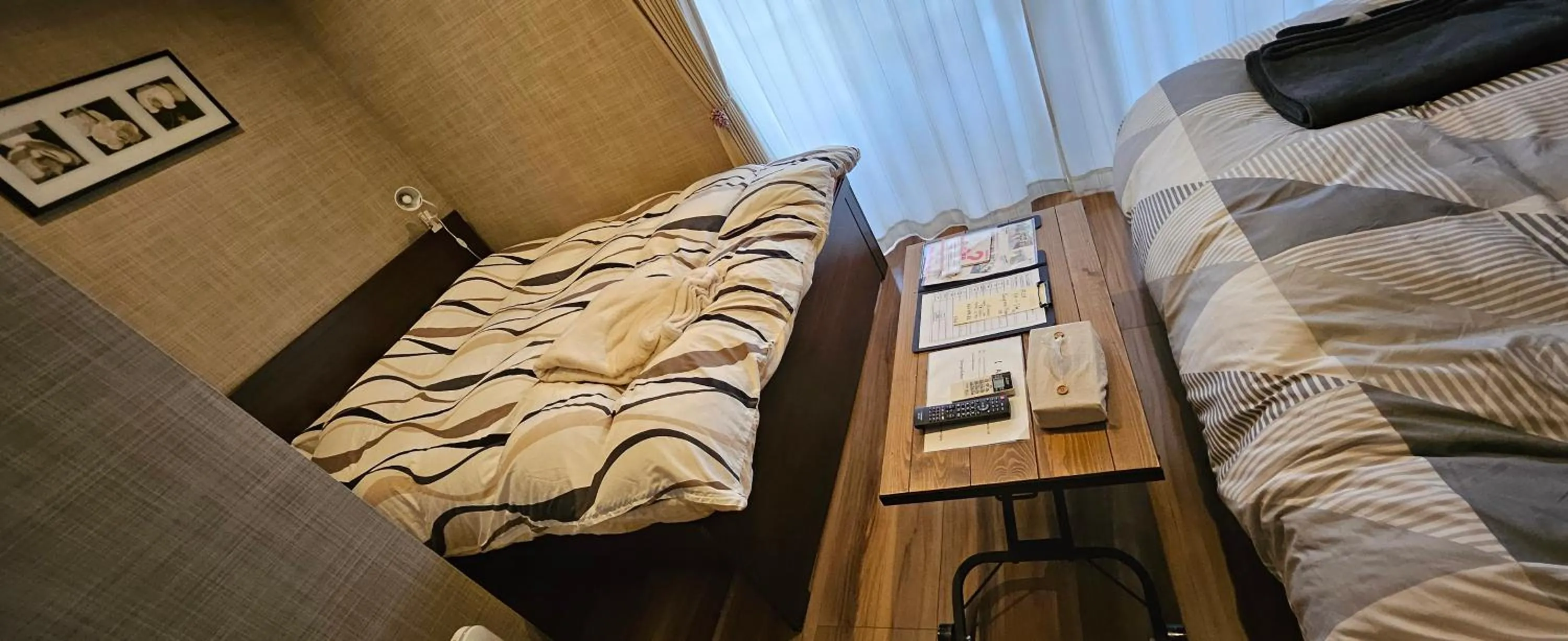 Photo of the whole room, Bed in Royce Enmachi