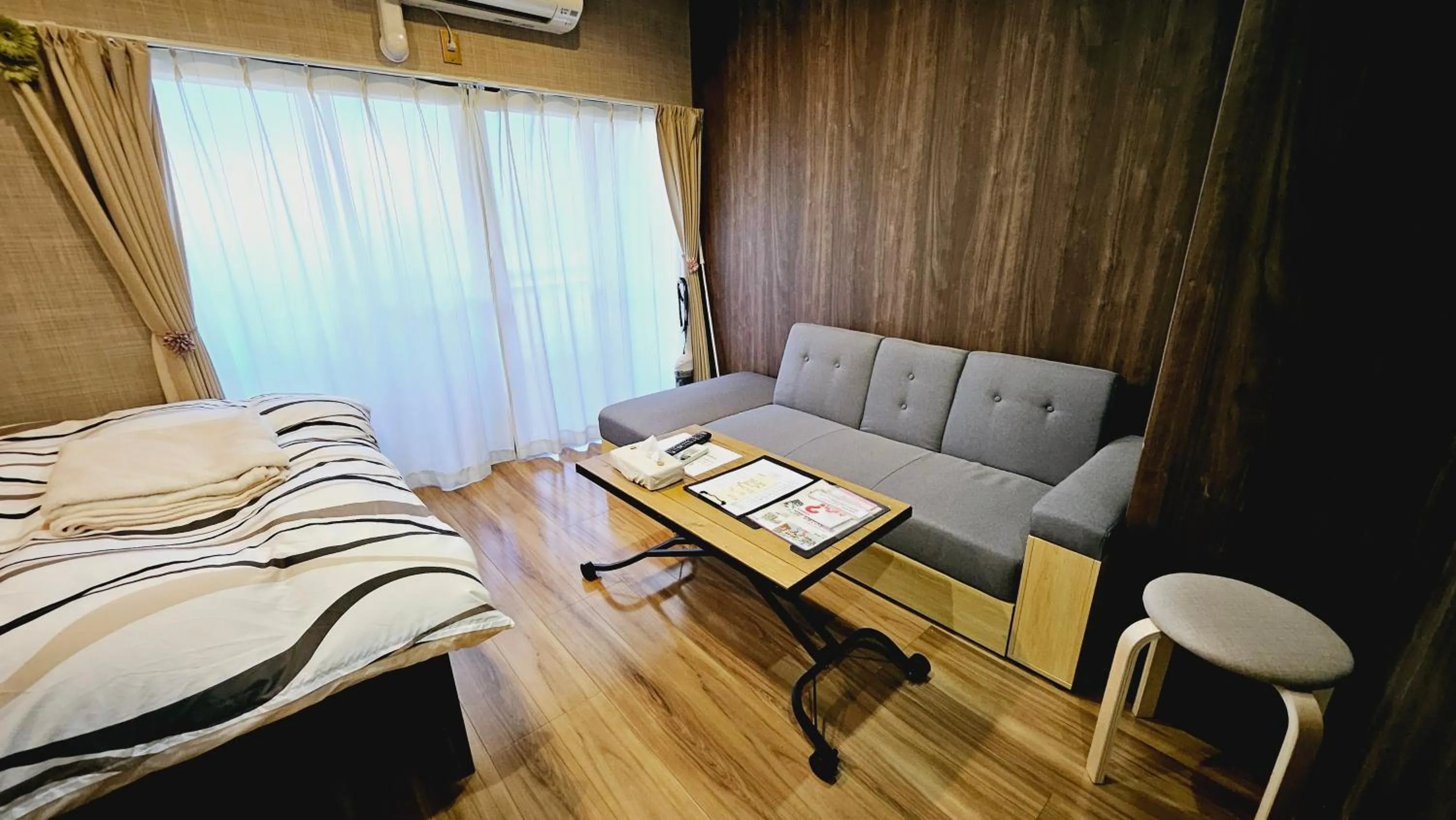 Photo of the whole room, Bed in Royce Enmachi