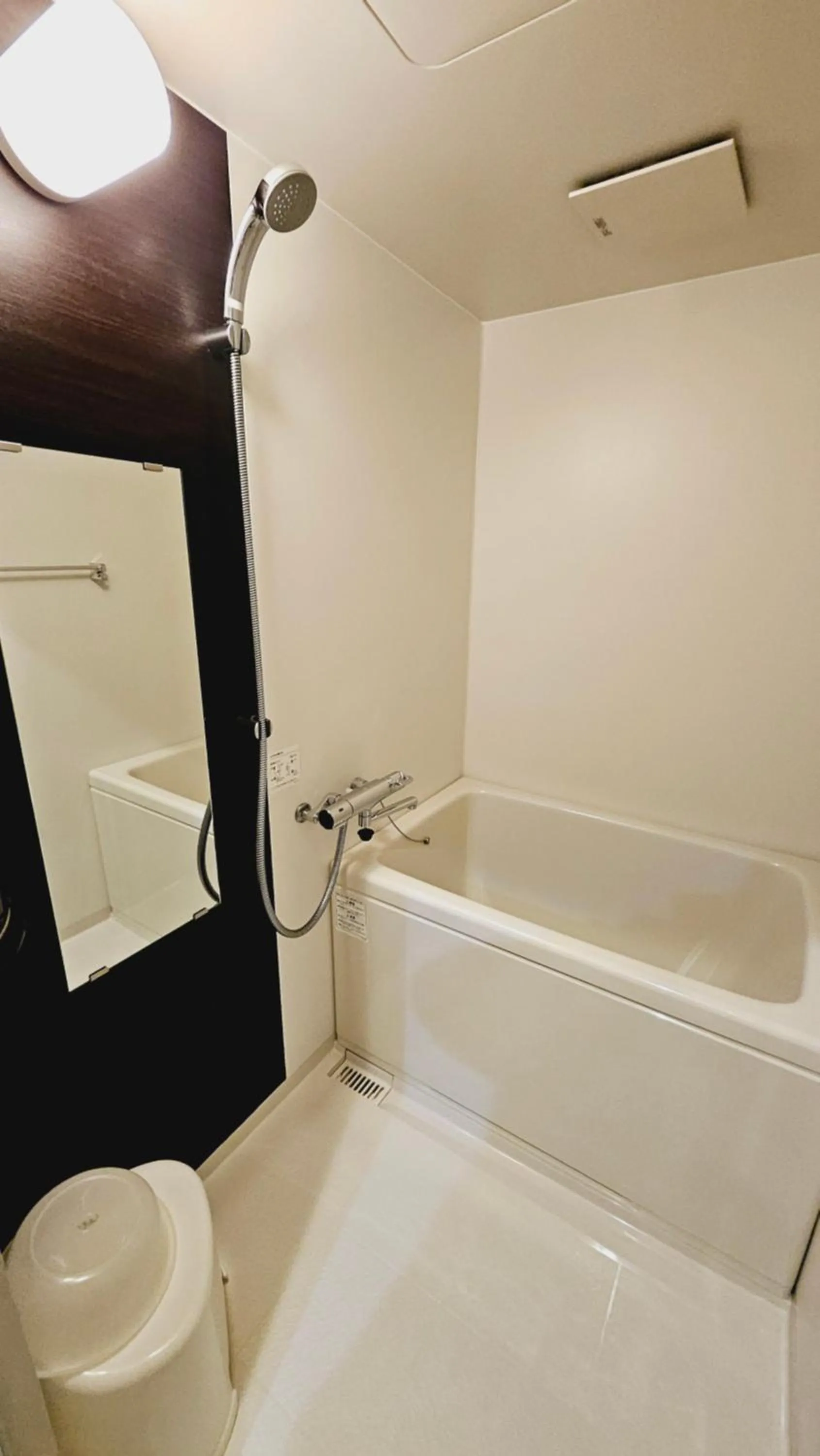 Shower in Royce Enmachi