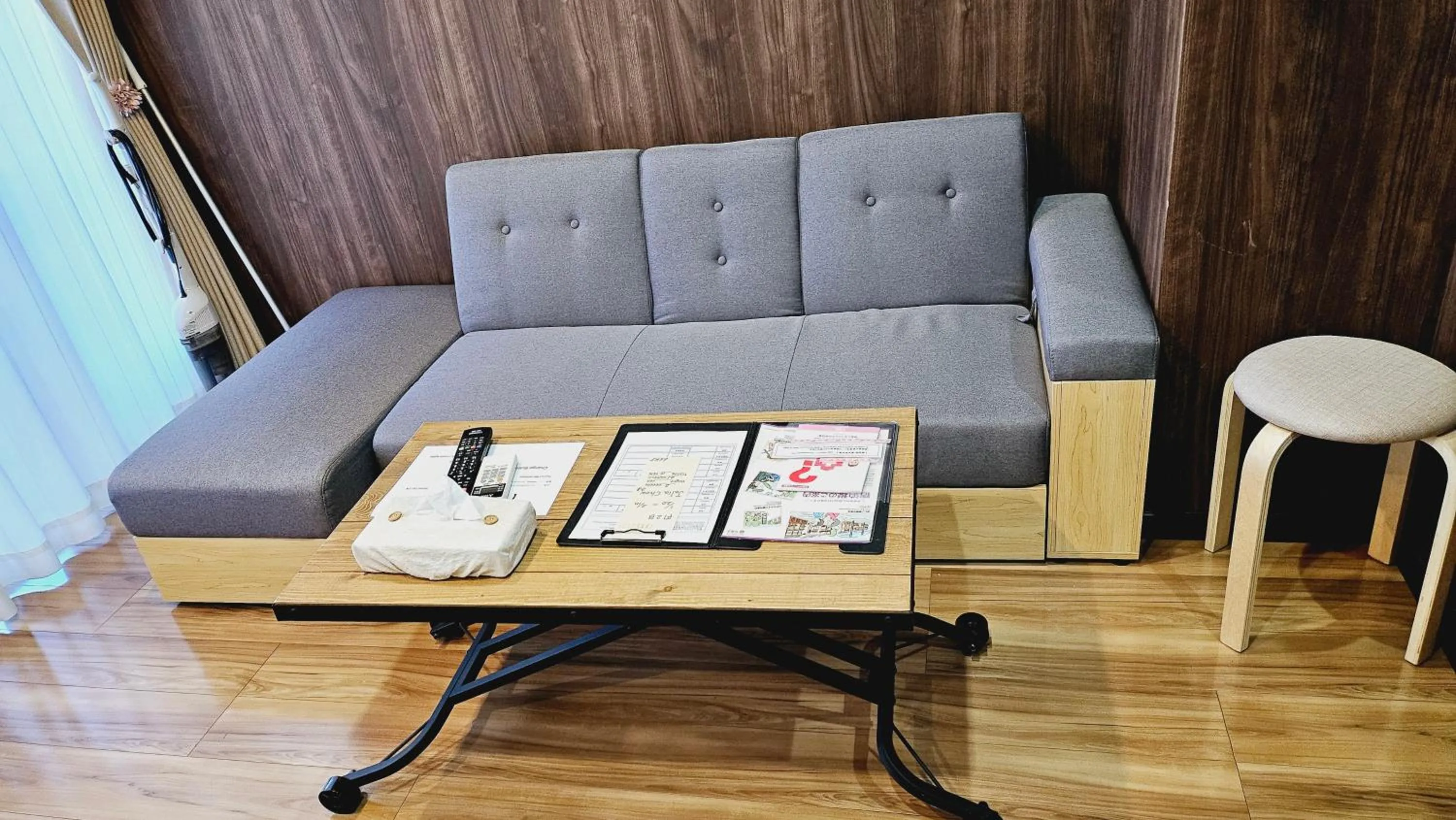 Photo of the whole room in Royce Enmachi