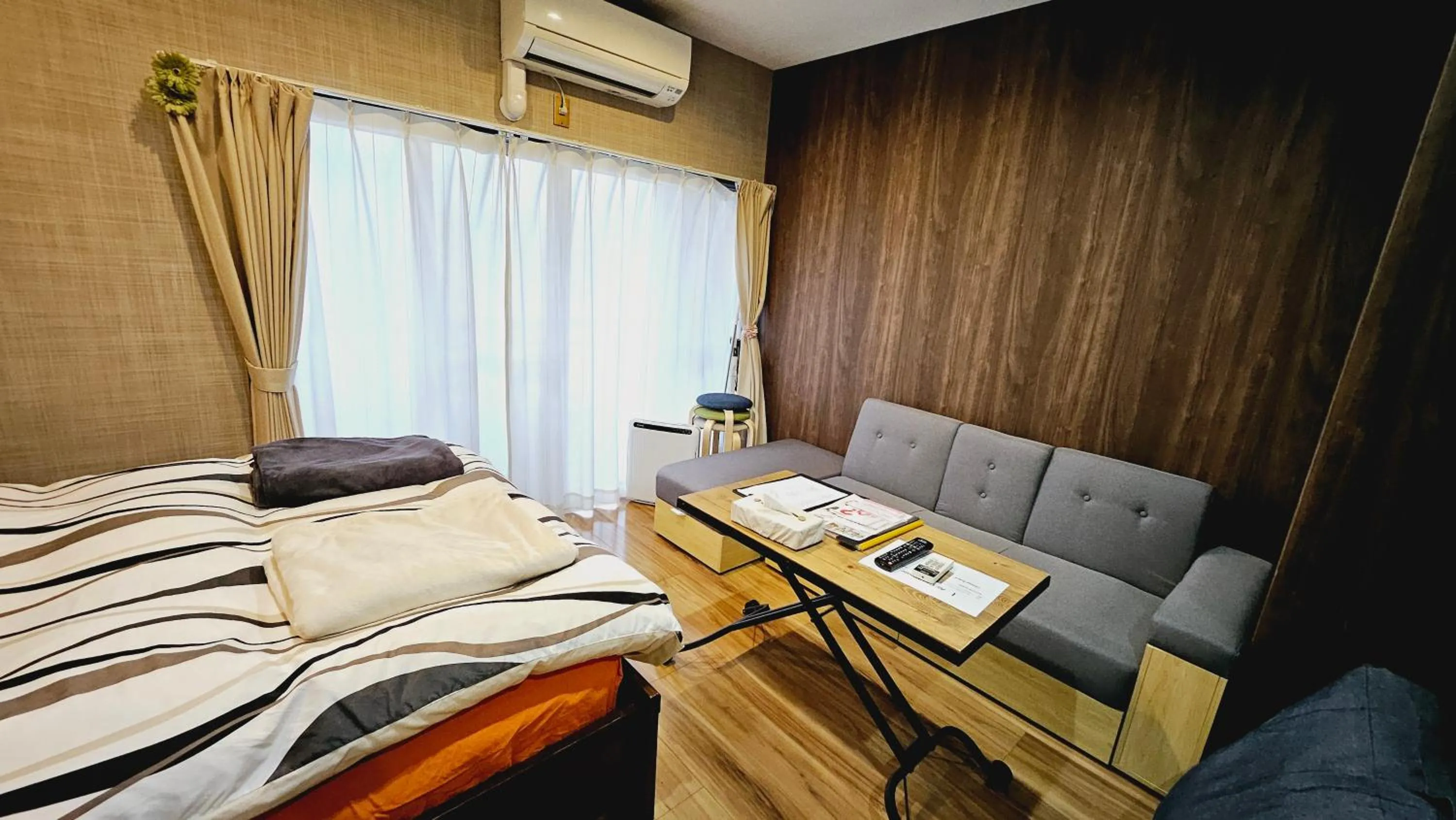 Photo of the whole room, Bed in Royce Enmachi