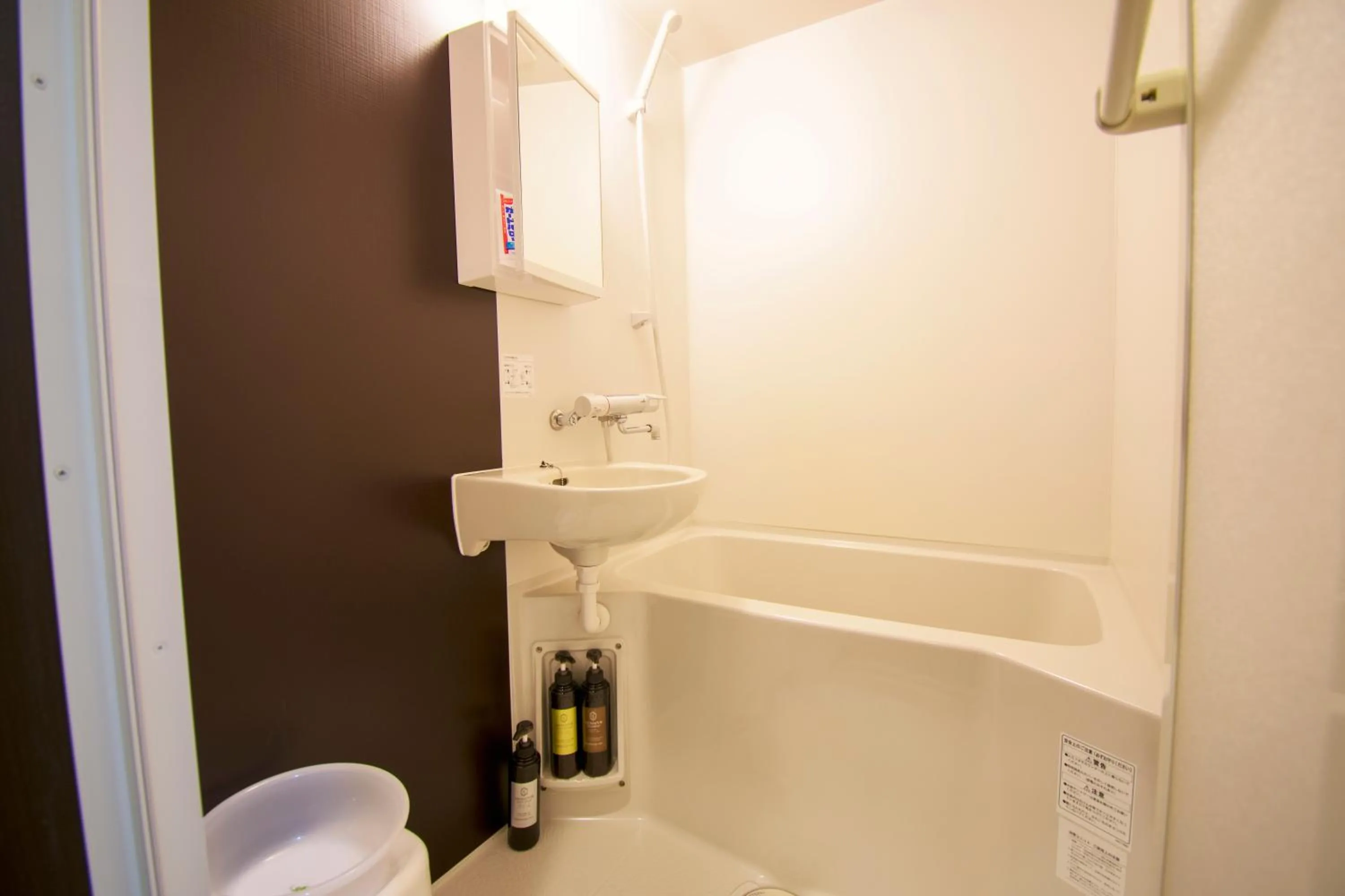 Shower in Royce Enmachi