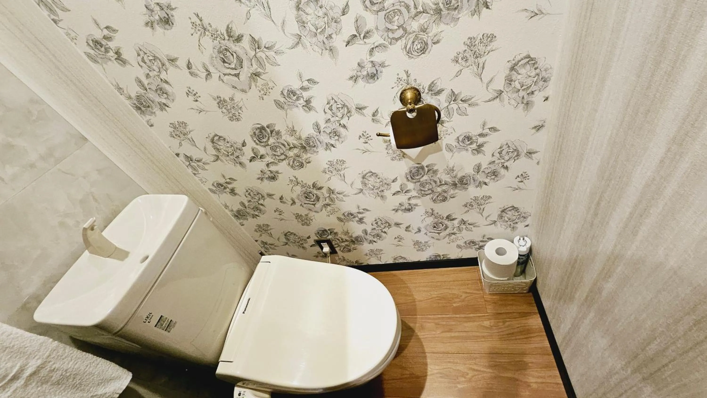 Toilet in Royce Enmachi