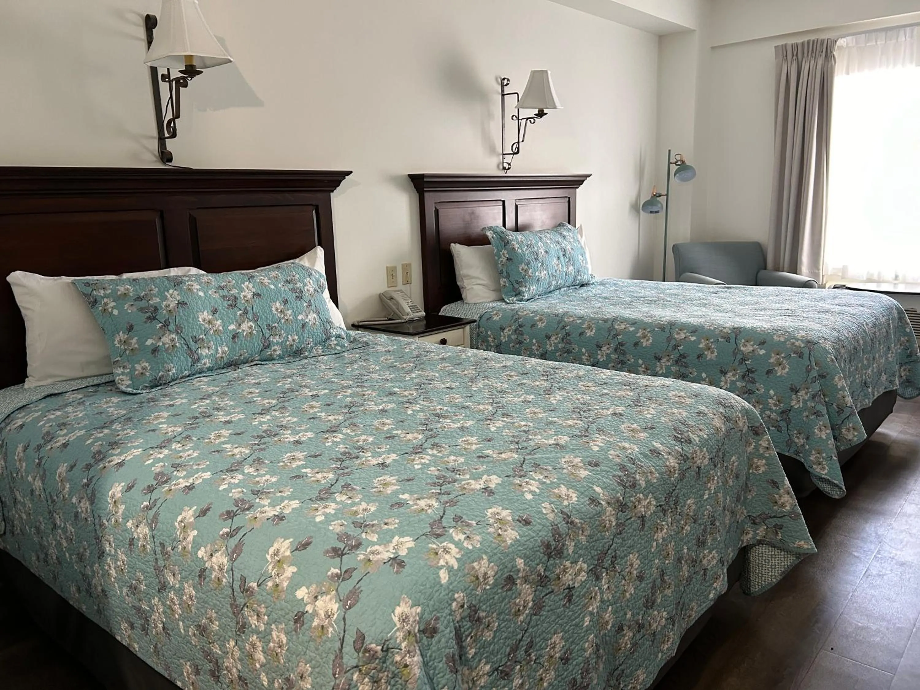 Guests, Bed in The Village Inn of Lakefield