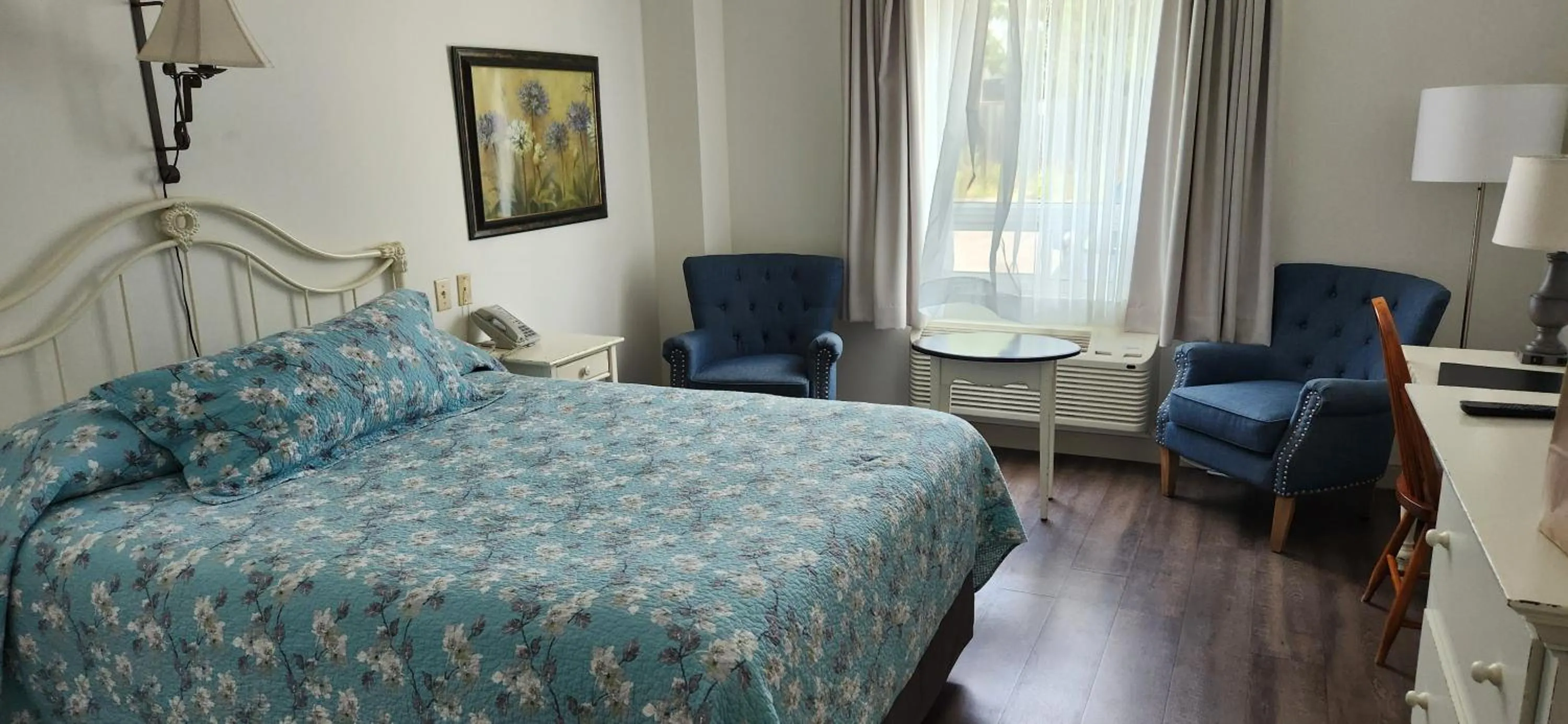 Bedroom, Bed in The Village Inn of Lakefield