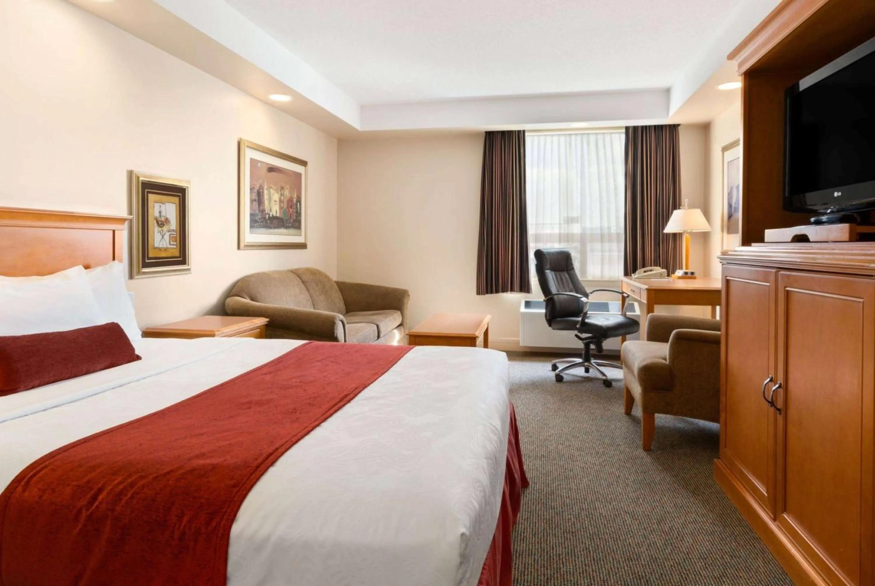 Photo of the whole room, Bed in Travelodge by Wyndham Spruce Grove