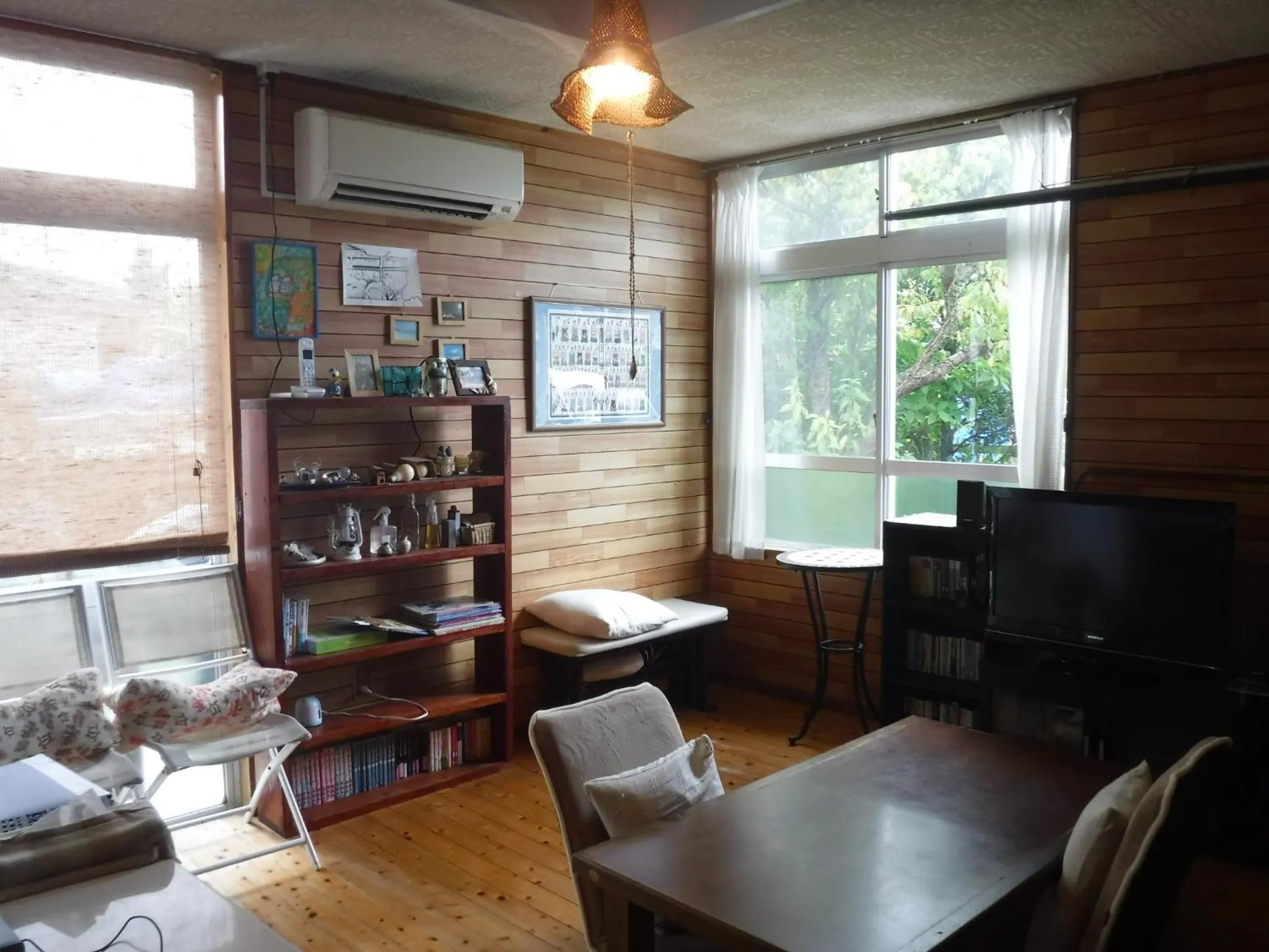 Communal lounge/ TV room in Okinawa Hostel Yanbaru Fukuro