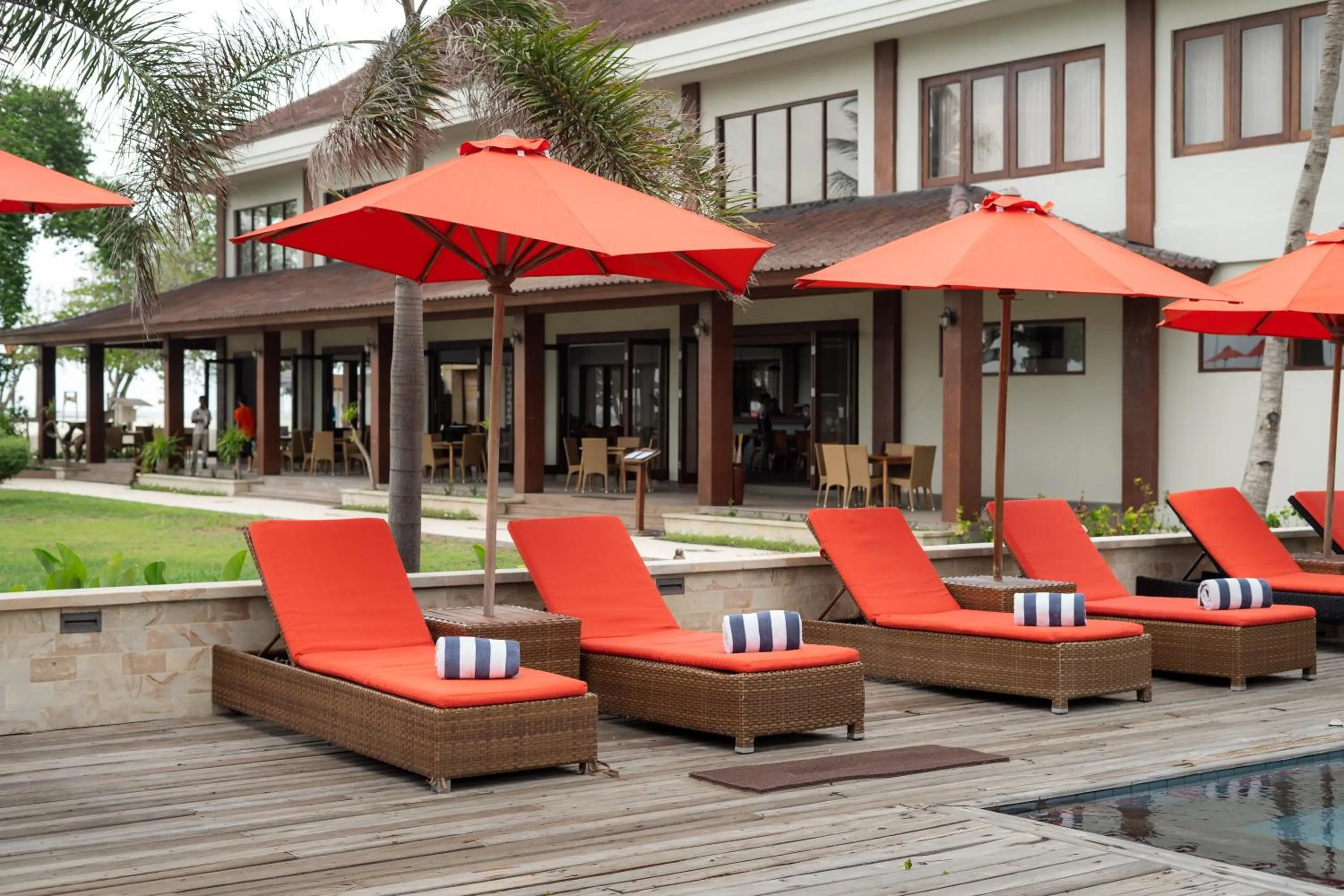 Swimming pool in Ombak Sunset