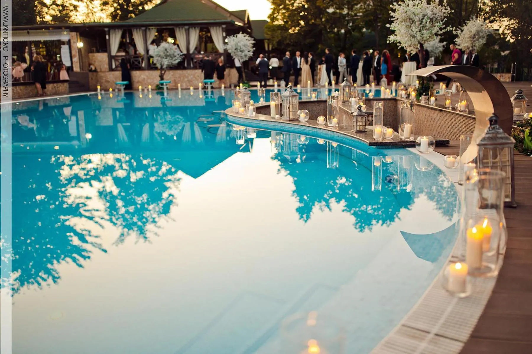 Evening entertainment in President Resort Hotel