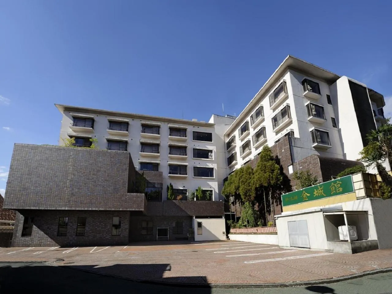 Facade/entrance in Izu Nagaoka Kinjokan