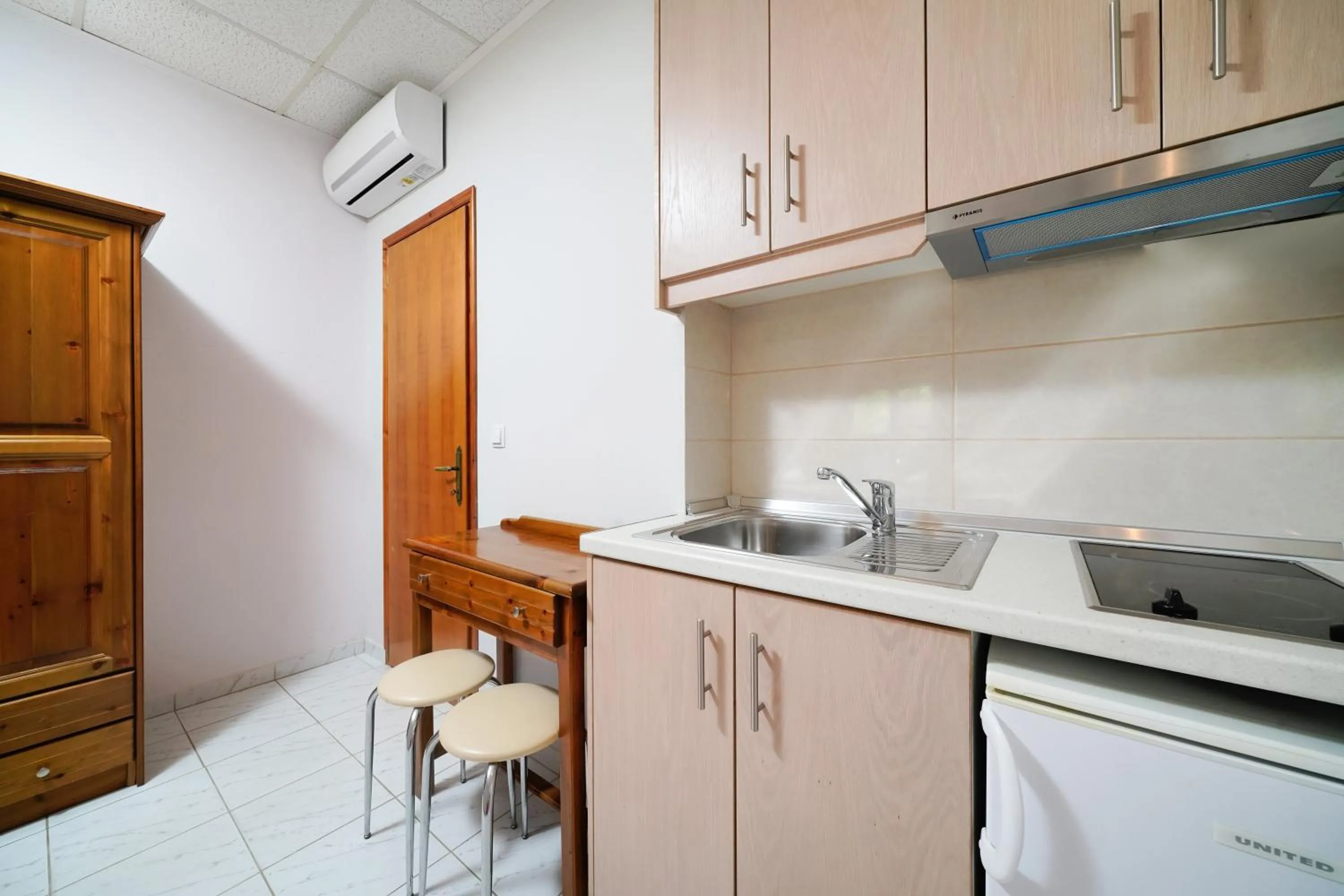 Coffee/tea facilities in Kamelia & Semeli Hotel