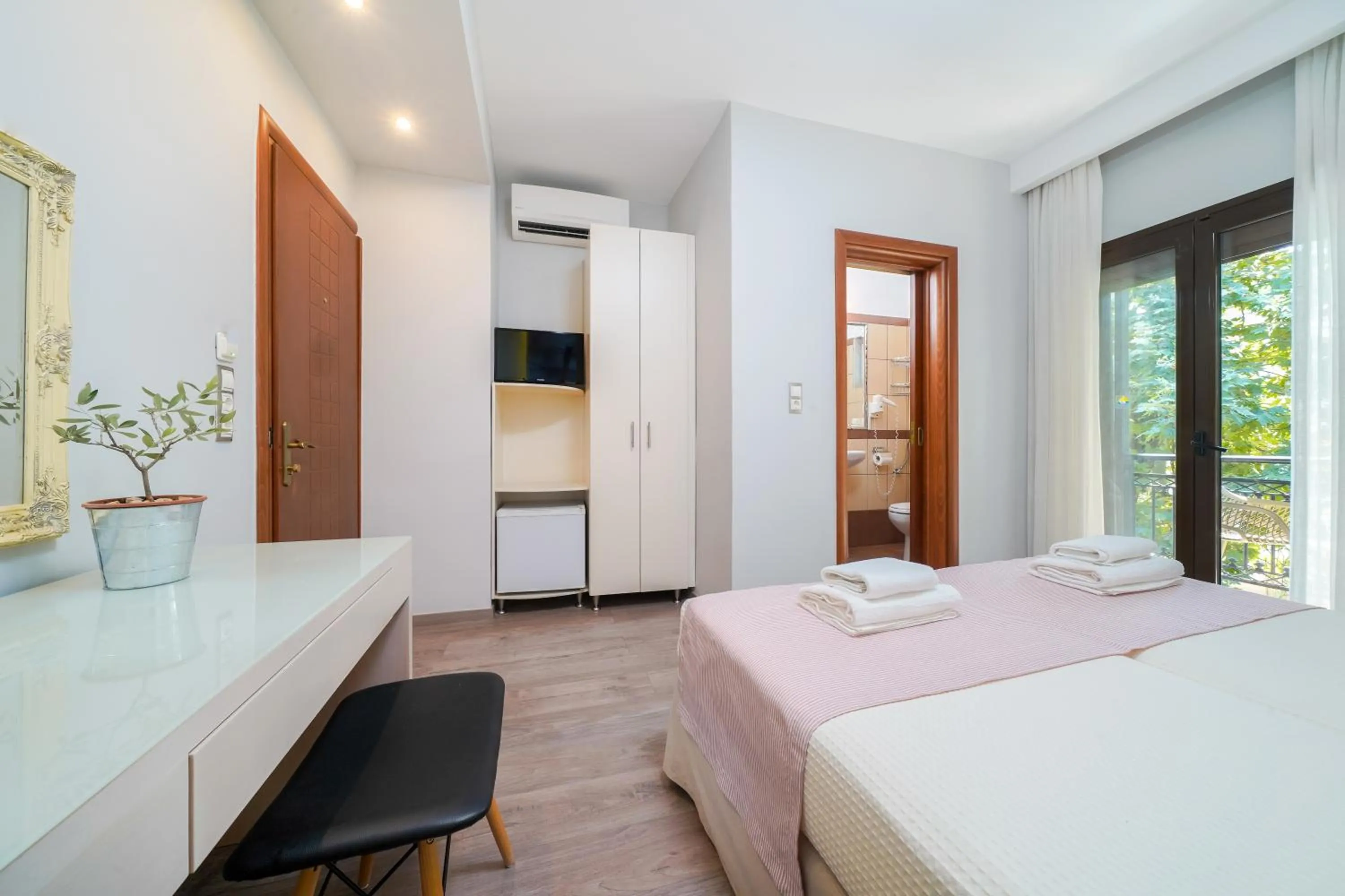 TV and multimedia in Kamelia & Semeli Hotel