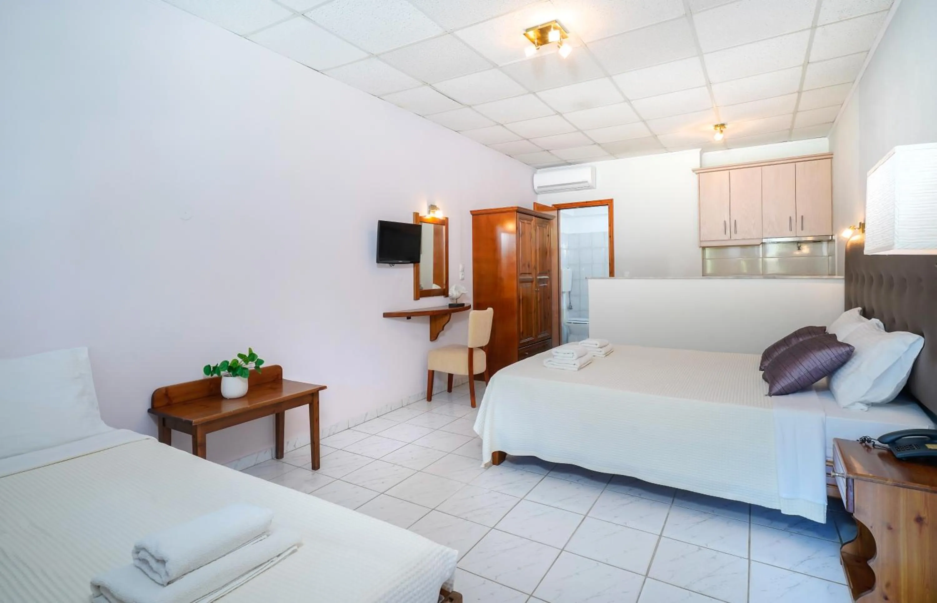 wardrobe in Kamelia & Semeli Hotel