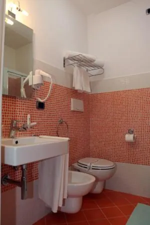 Toilet in Hotel Perla Dello Ionio