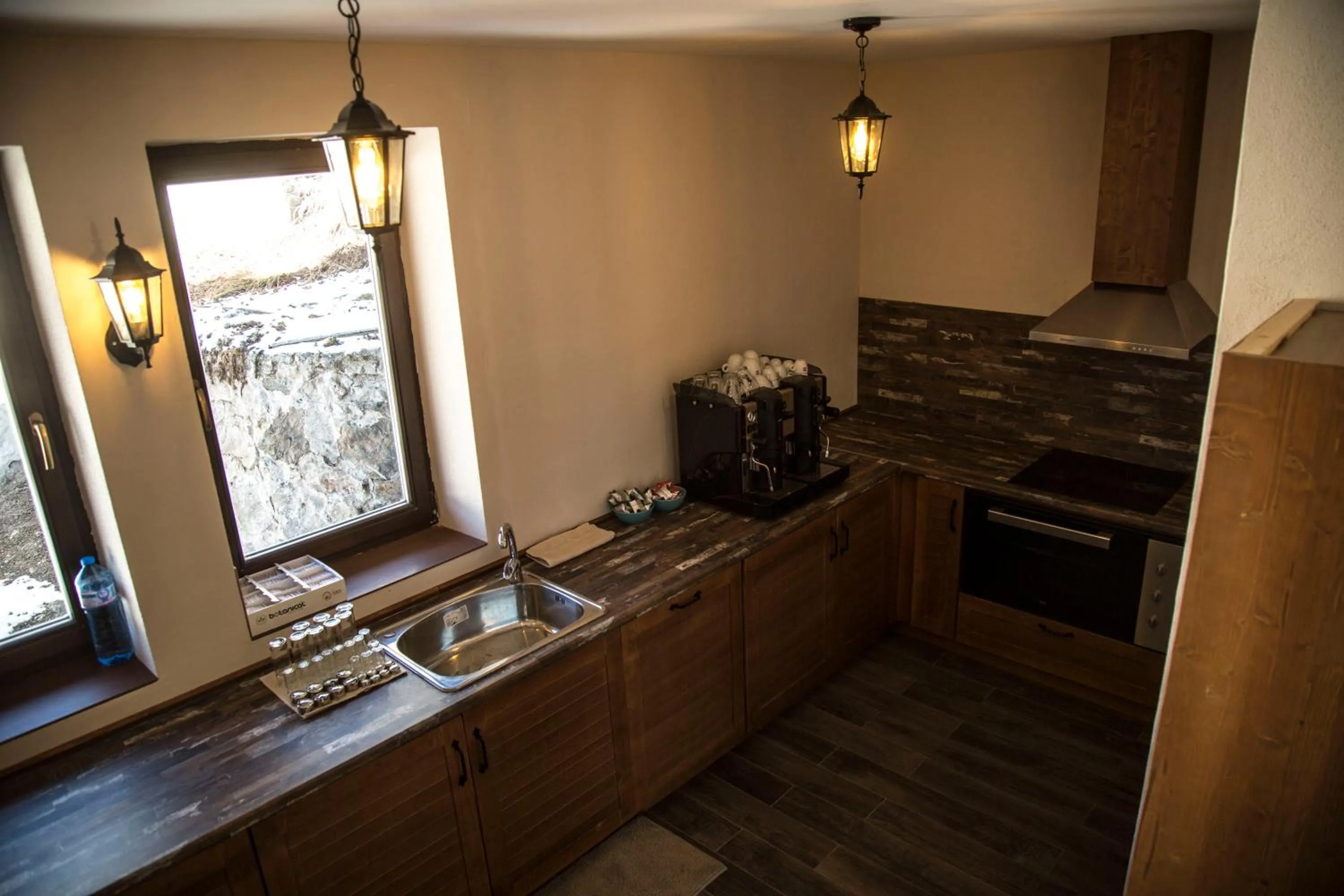 Kitchen or kitchenette in Red House