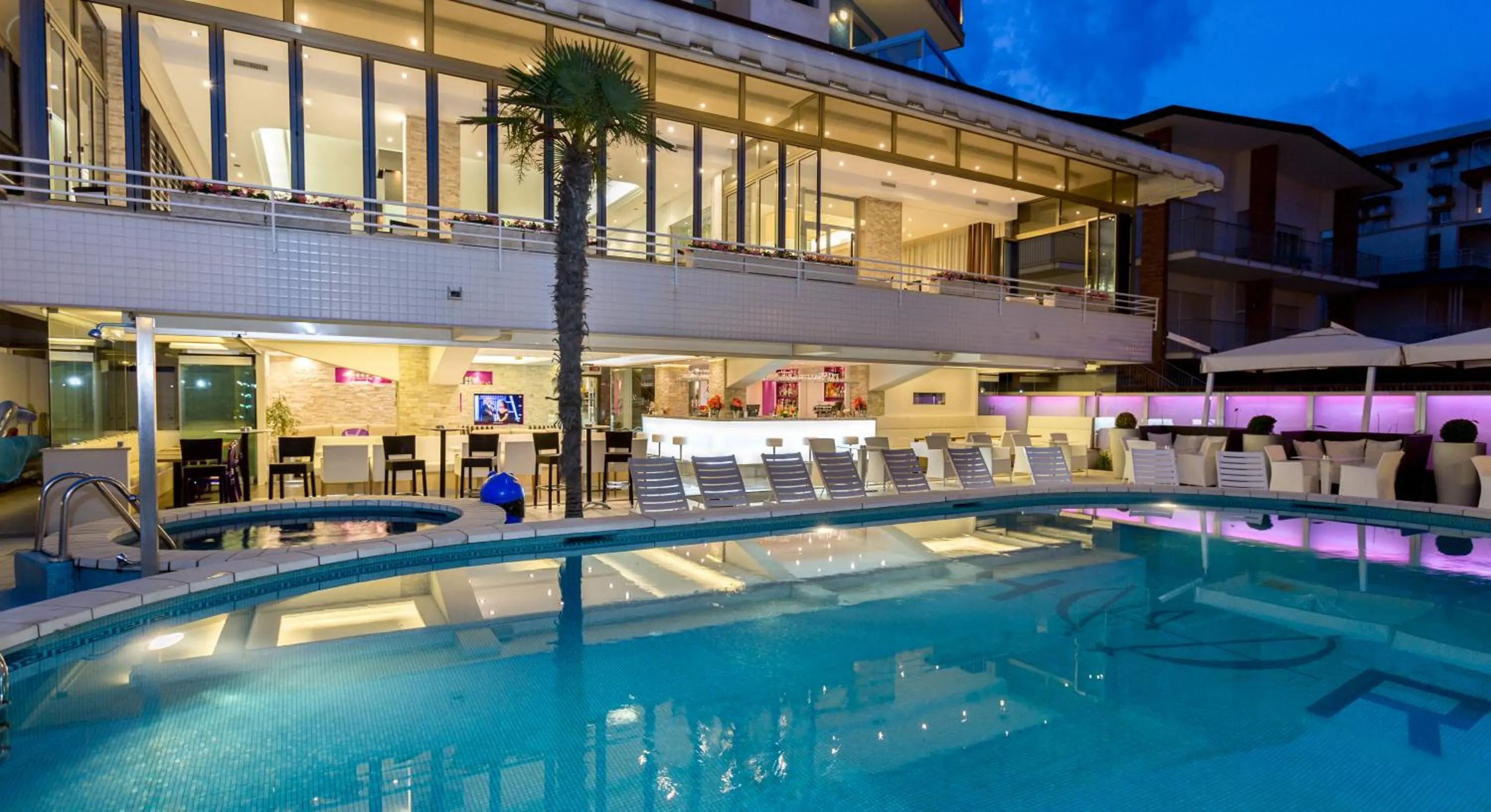 Swimming pool in Hotel Rivamare