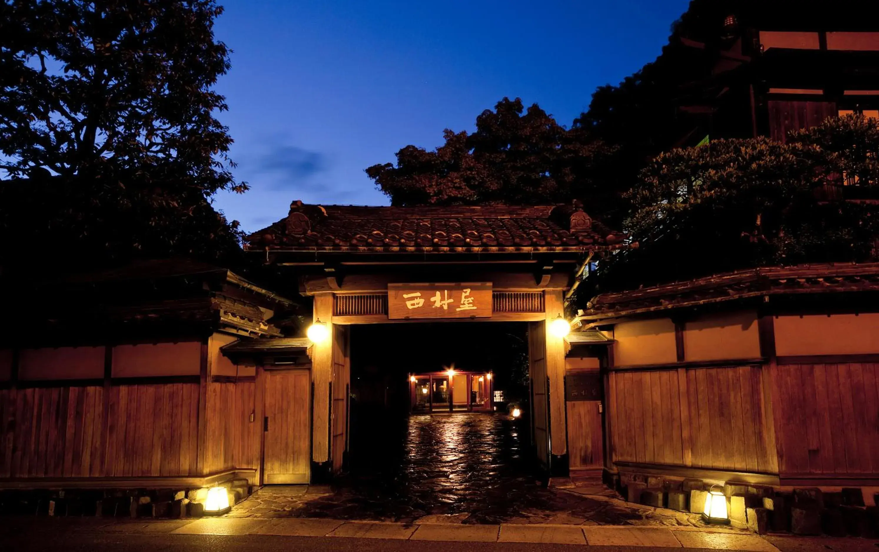 Facade/entrance in Nishimuraya Honkan Facade/entrance in Nishimuraya Honkan