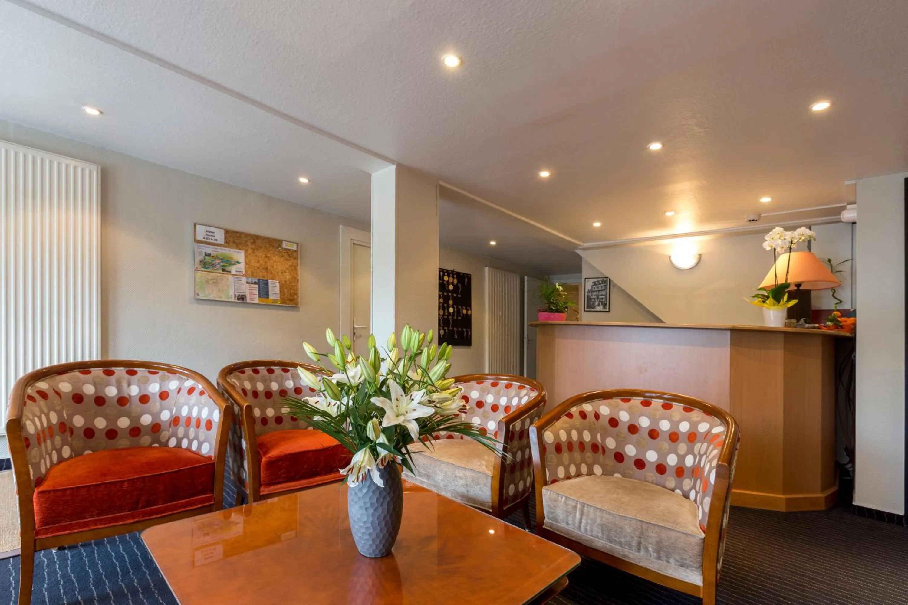 Communal lounge/ TV room in Hôtel Montfort