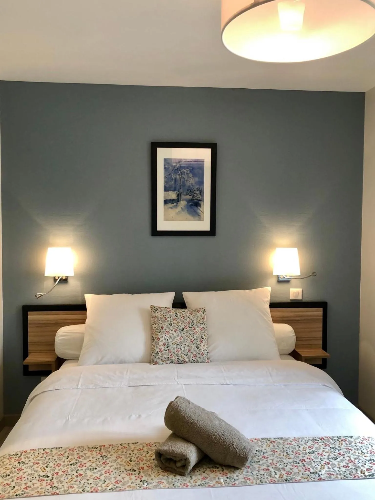 Photo of the whole room, Bed in Auberge du Cezallier